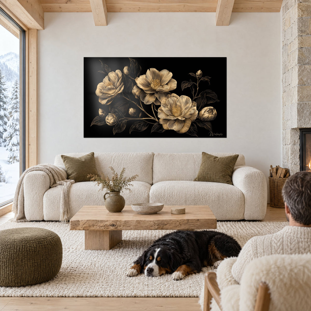 Tableau camélias dorés gravés sur fond noir, un chien noir et blanc couché sur le tapis, au-dessus d'un canapé dans un salon lumineux