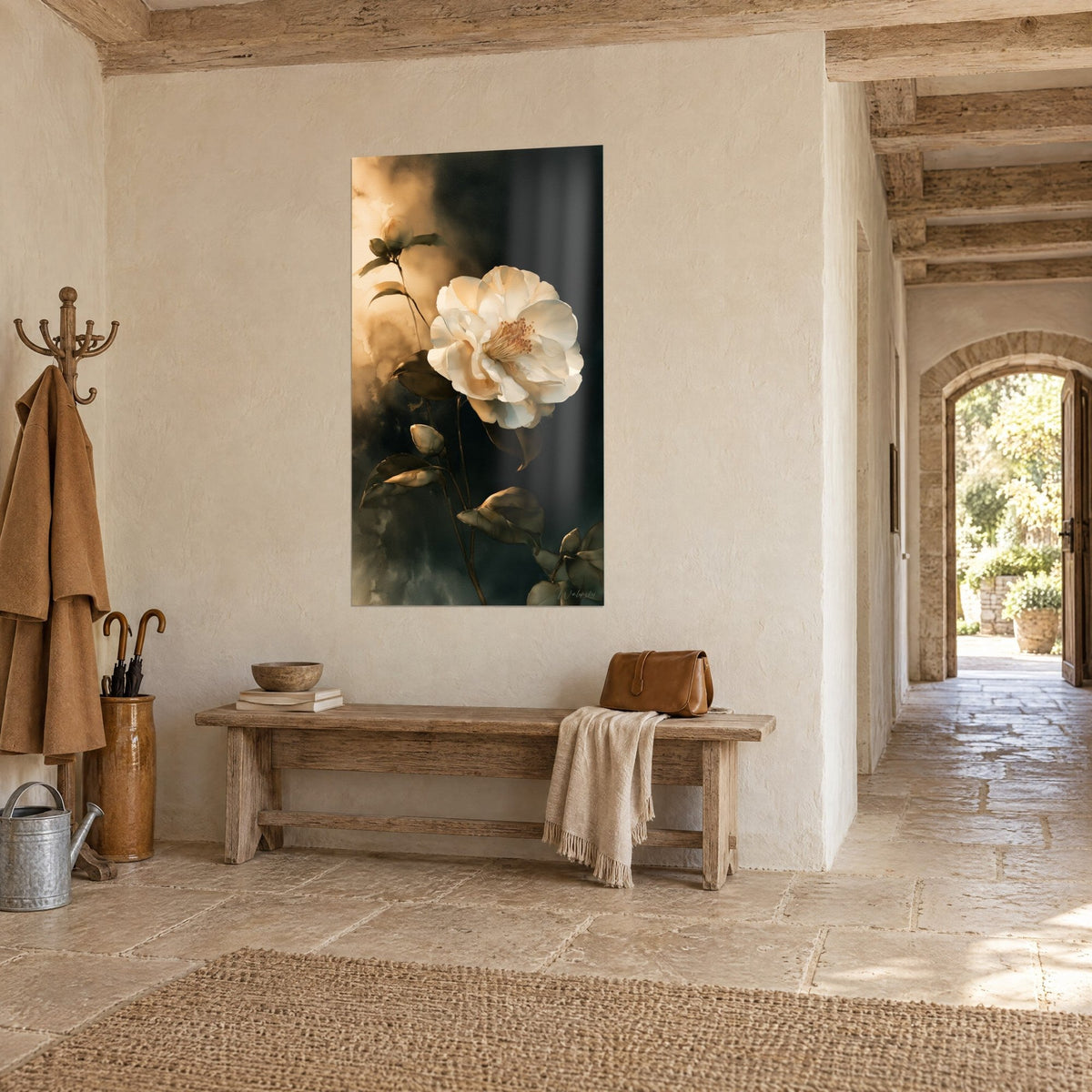 Tableau fleur crème aux étamines orangées, feuillage vert olive sombre, nuages sépia, vu de trois-quarts dans une entrée en pierre