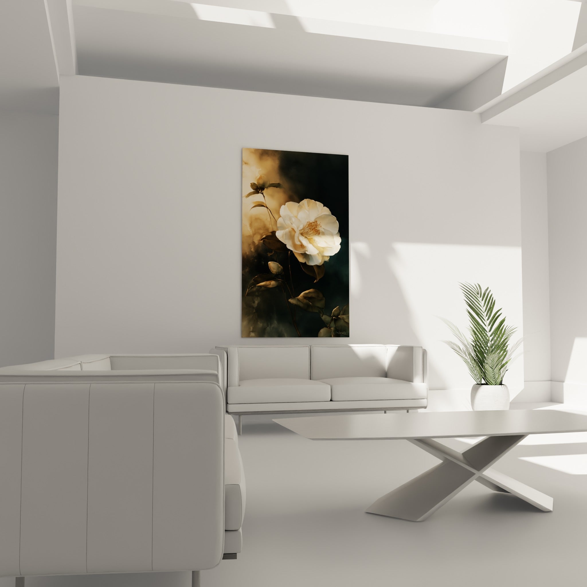 Pétales de camélia crème et reflets ocre dorés au-dessus d'un canapé dans un salon lumineux