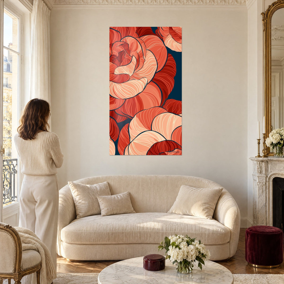 Tableau camélias corail en cascade, pétales saumon cernés de bleu marine, femme de dos, au-dessus d'un canapé dans un salon lumineux