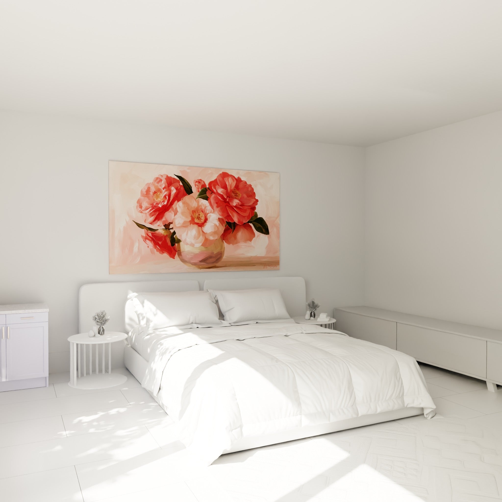 Camélias rose pastel et rouge peints avec relief, accrochés au-dessus d'un lit dans une chambre claire