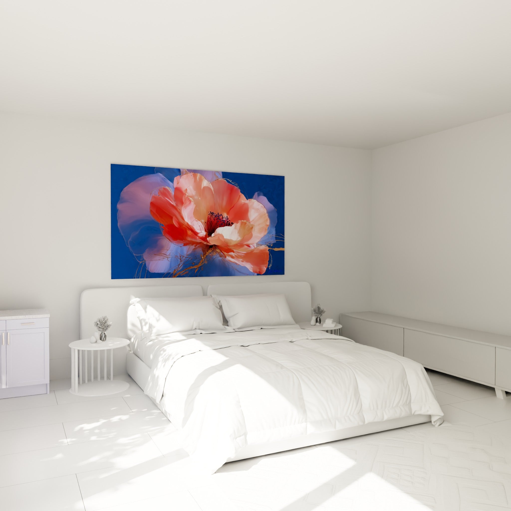 Pétales corail et cœur pourpre du camélia accroché au-dessus d'un lit dans une chambre claire