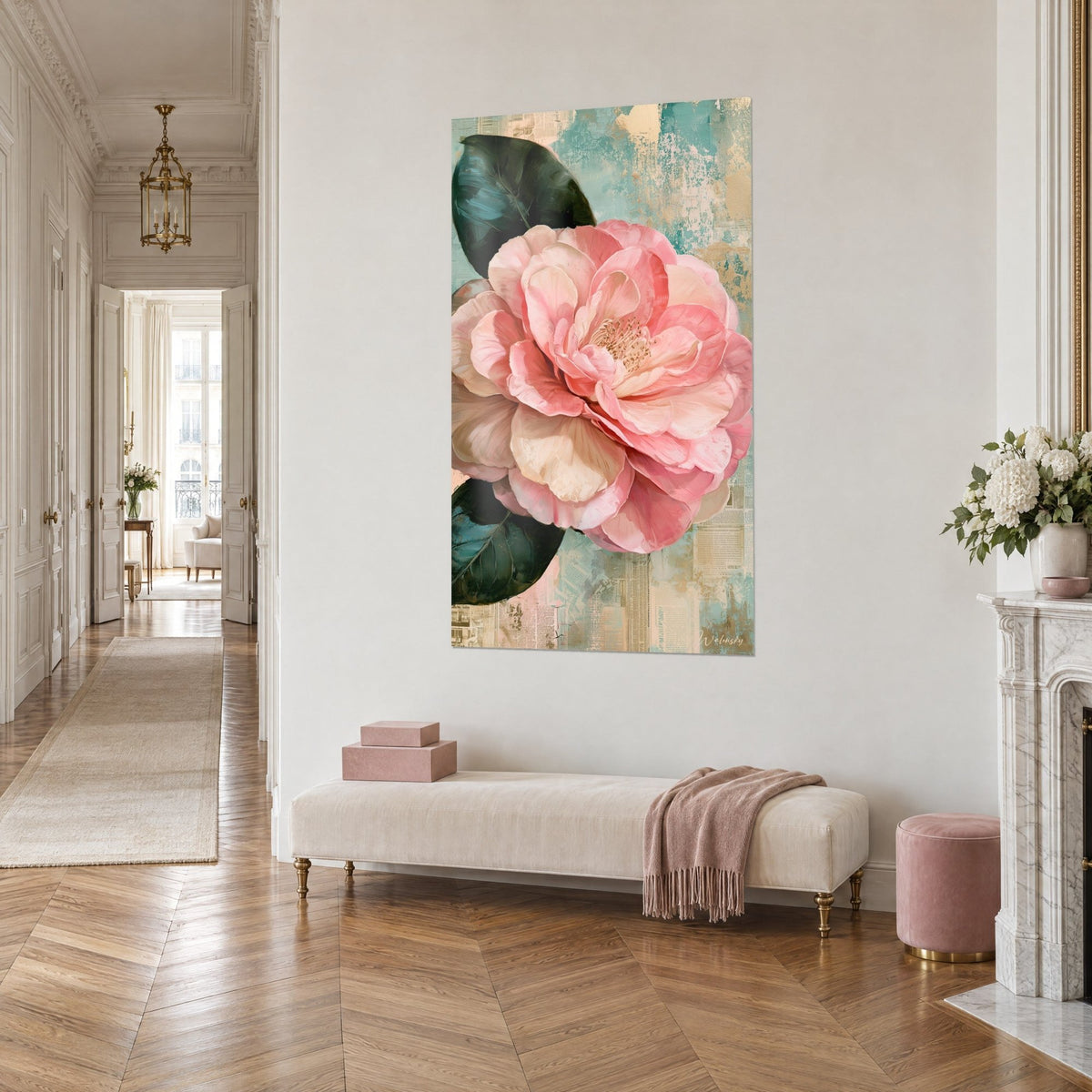 Tableau grosse fleur poudrée corail et crème sur fond turquoise patiné, vue de trois-quarts, couloir et banquette d'entrée