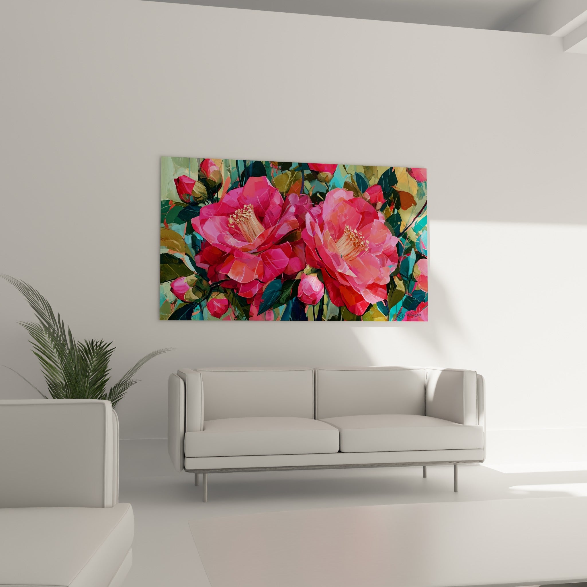 Fleurs de camélia rose vif et rouge corail entourées de feuillage sombre, au-dessus d'un canapé dans un salon lumineux