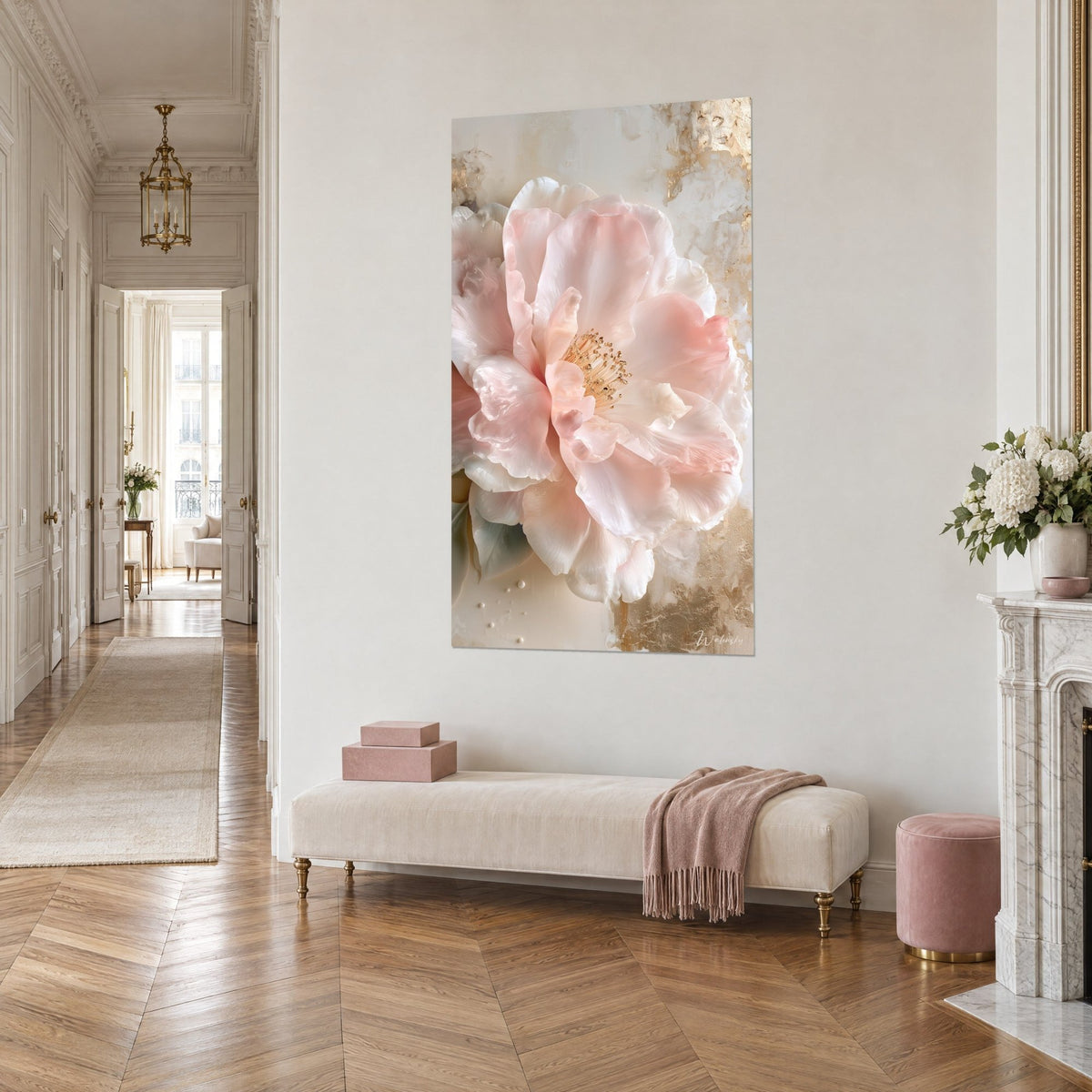 Quadro grande fiore di peonia rosa pallido e bianco crema, foglie in foglia d'oro craquelé, vista a tre quarti in un corridoio in stile haussmanniano