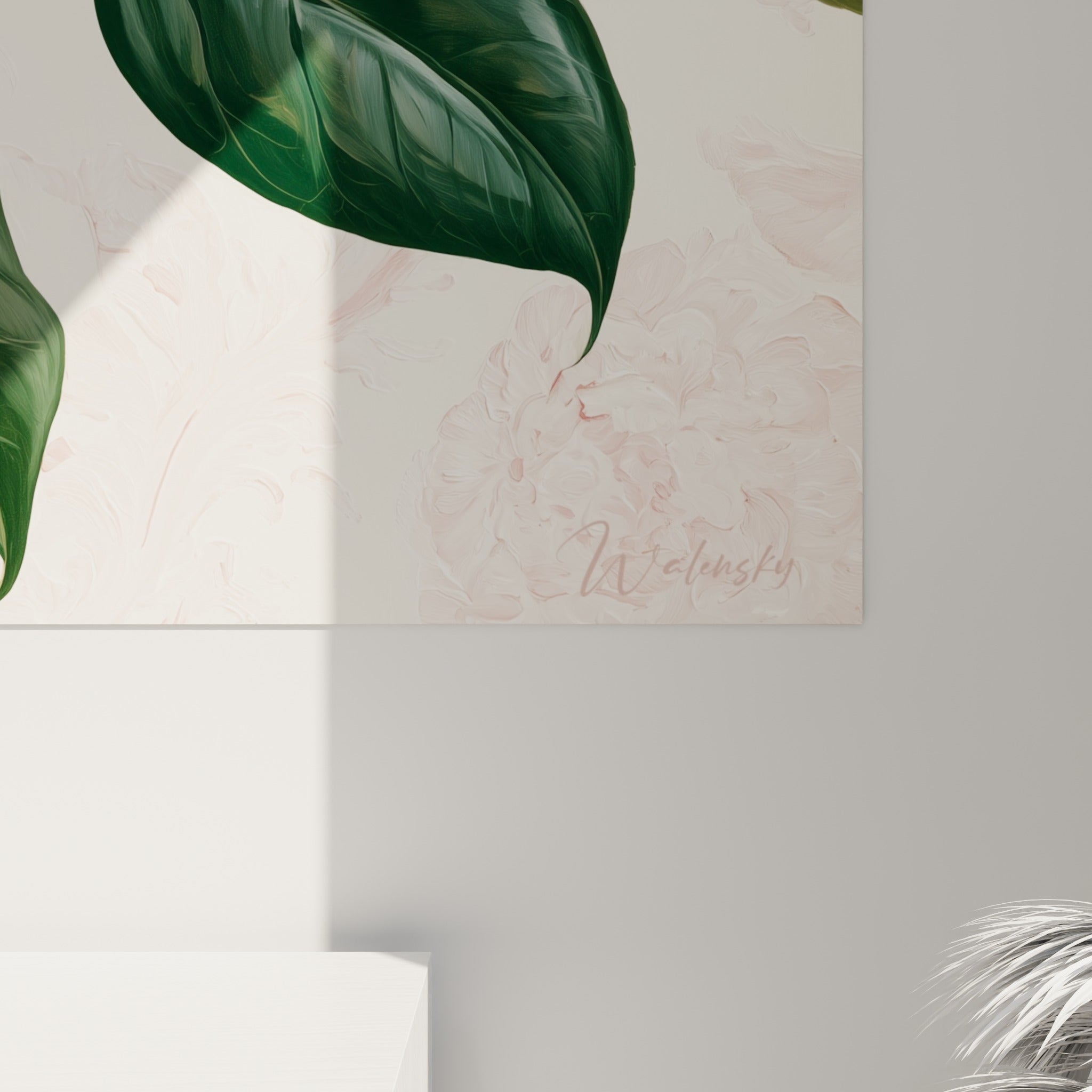 Pétales rose vif et nervures des feuilles vertes du camélia révélant la texture picturale de près