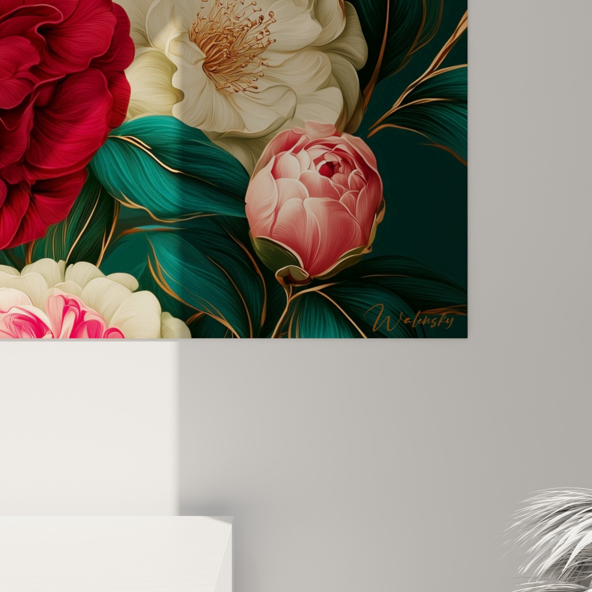 Pétales de camélia rouge velouté et rose nacré révélant le grain de l'impression et les touches dorées
