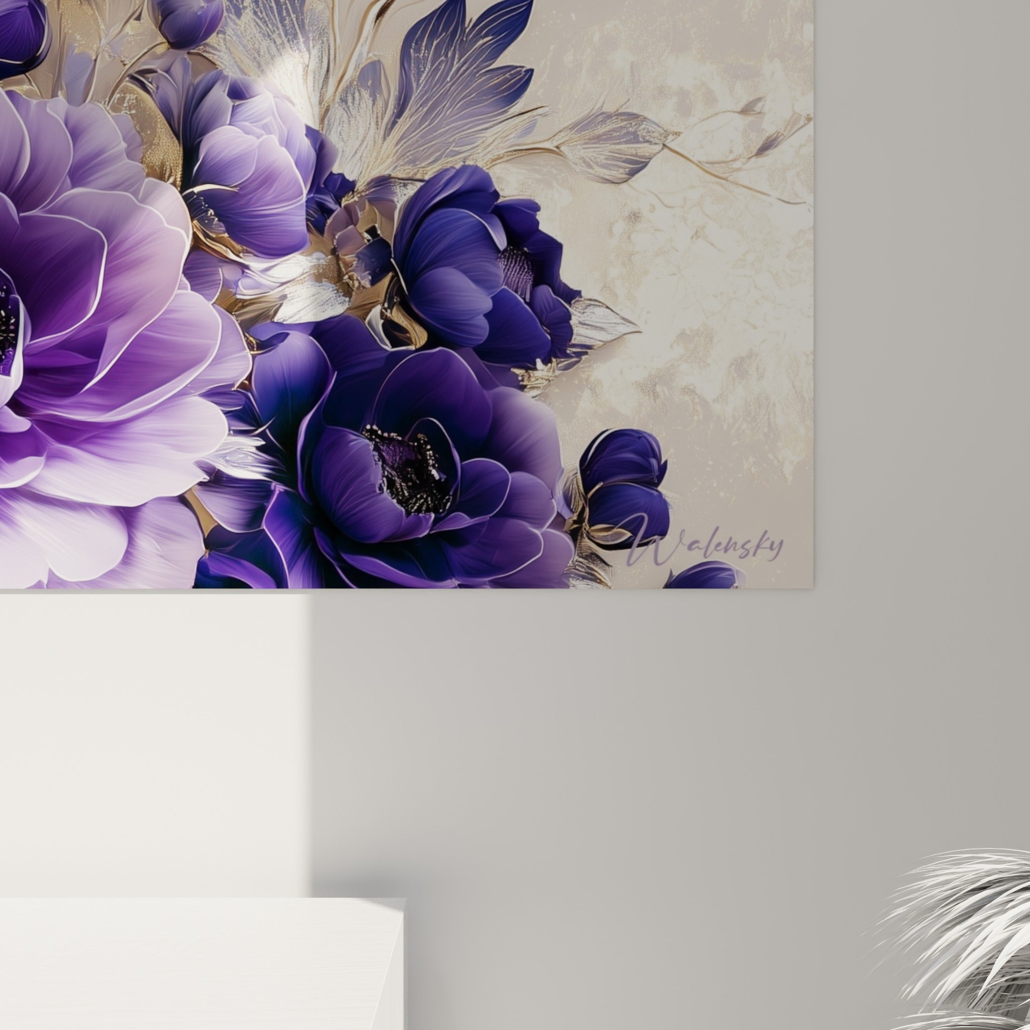 Pétales veloutés du camélia violet et bleu marine révélant les nuances dorées et le grain fin de l'impression
