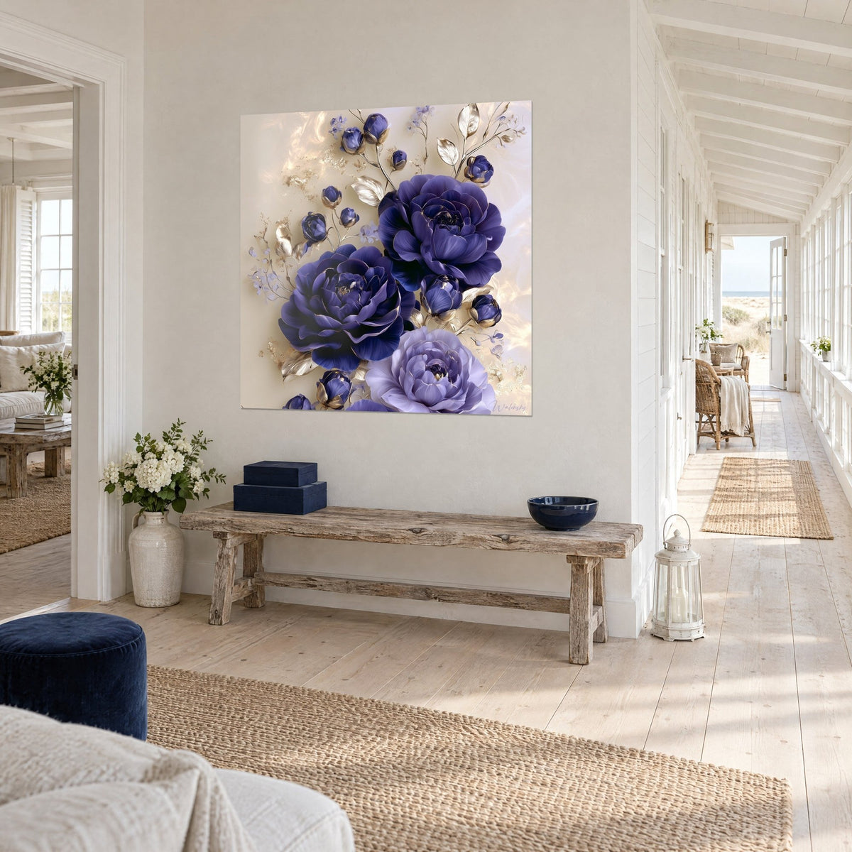 Gemälde Pfingstrosenstrauß in tiefem Violett und Lavendel, metallisch schimmernde Stiele, aus Dreiviertelansicht in einem Flur eines Hauses am Meer