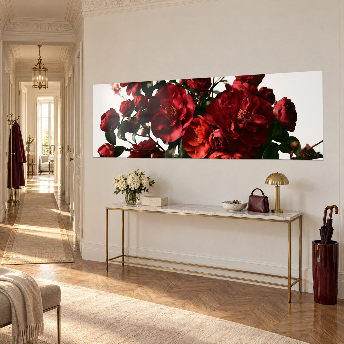 Tableau bouquet dense de fleurs carmin et corail, pétales froissés, tiges feuillues, en vue de trois-quarts au-dessus d'une console dorée