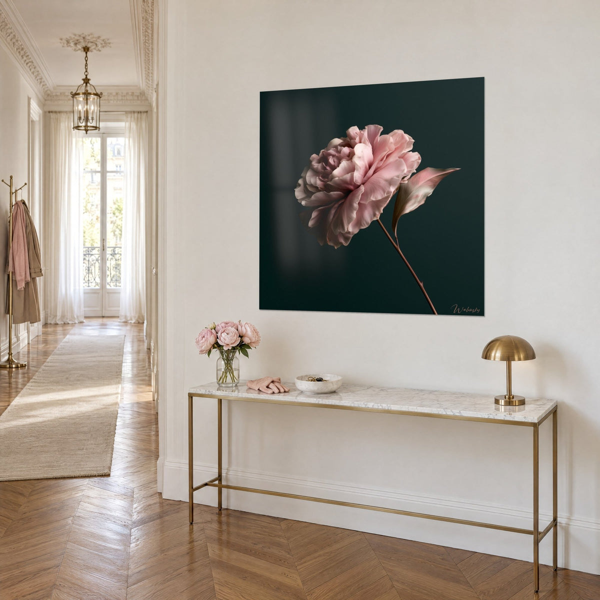 Quadro fiore con petali di seta rosa pallido e foglia ramata su verde profondo, vista di scorcio, console dorata in stile haussmanniano