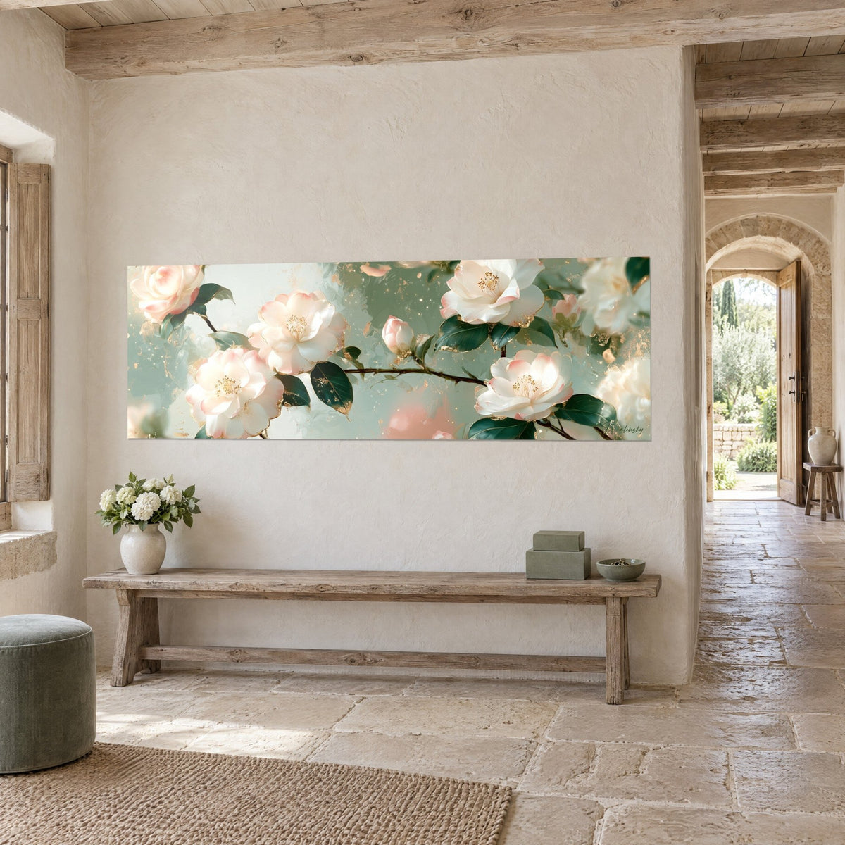 Cuadro panorámico de flores de camelia blanco rosado y capullos nacarados, destellos dorados vaporosos, pared de piedra y banco de madera
