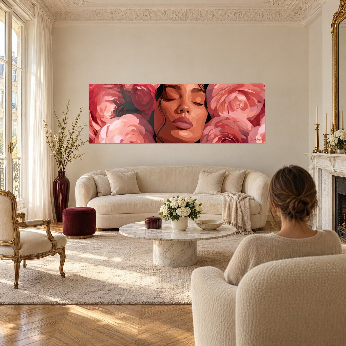 Gemälde weiblicher Kopf mit geschlossenen Augenlidern inmitten puderrosa und karminroter Pfingstrosen, Frau von hinten, über einem Sofa in einem hellen Wohnzimmer