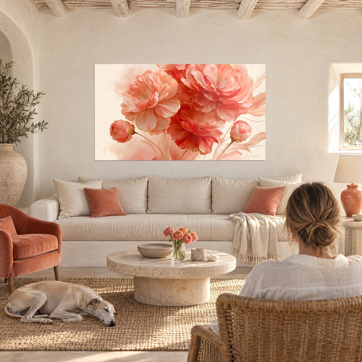 Tableau camélias corail aux pistils dorés, pétales saumon sur fond crème, au-dessus d'un canapé dans un salon lumineux