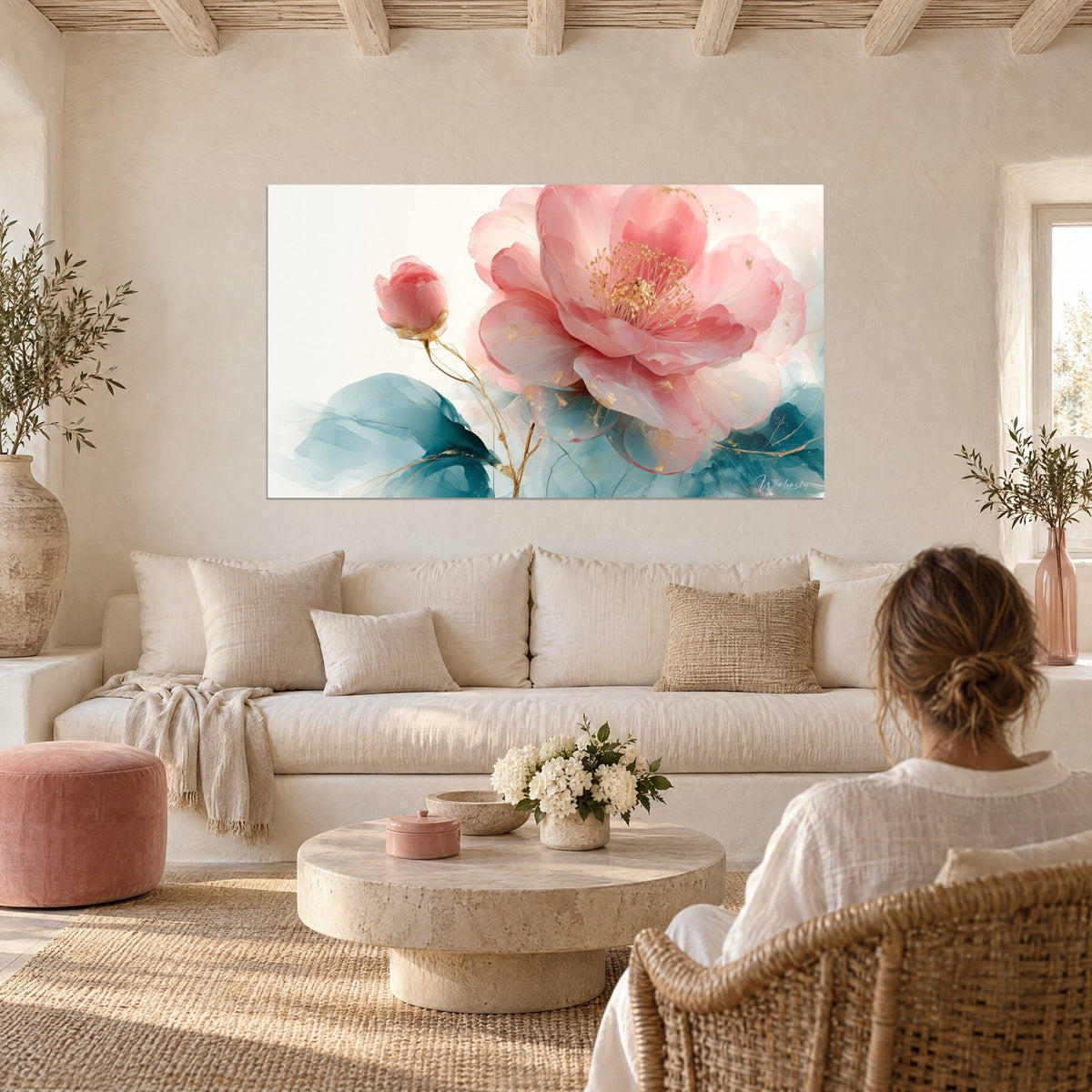 Cuadro camelia rosa con estambres dorados y hojas azul turquesa, una mujer de espaldas, sobre un sofá en un salón luminoso