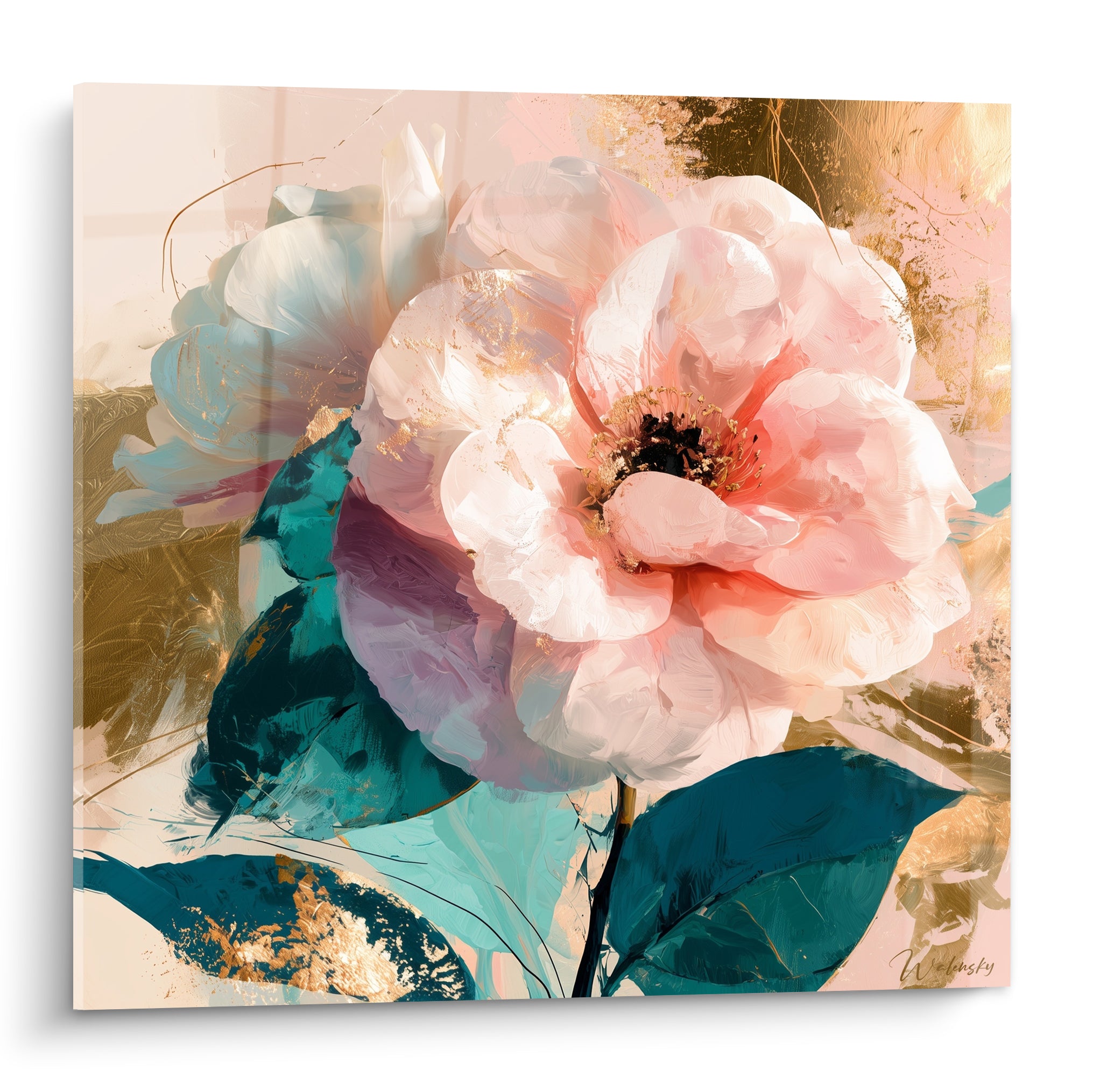 Camélia rose poudré aux pétales sculptés, entouré de feuilles émeraude et d'éclats dorés