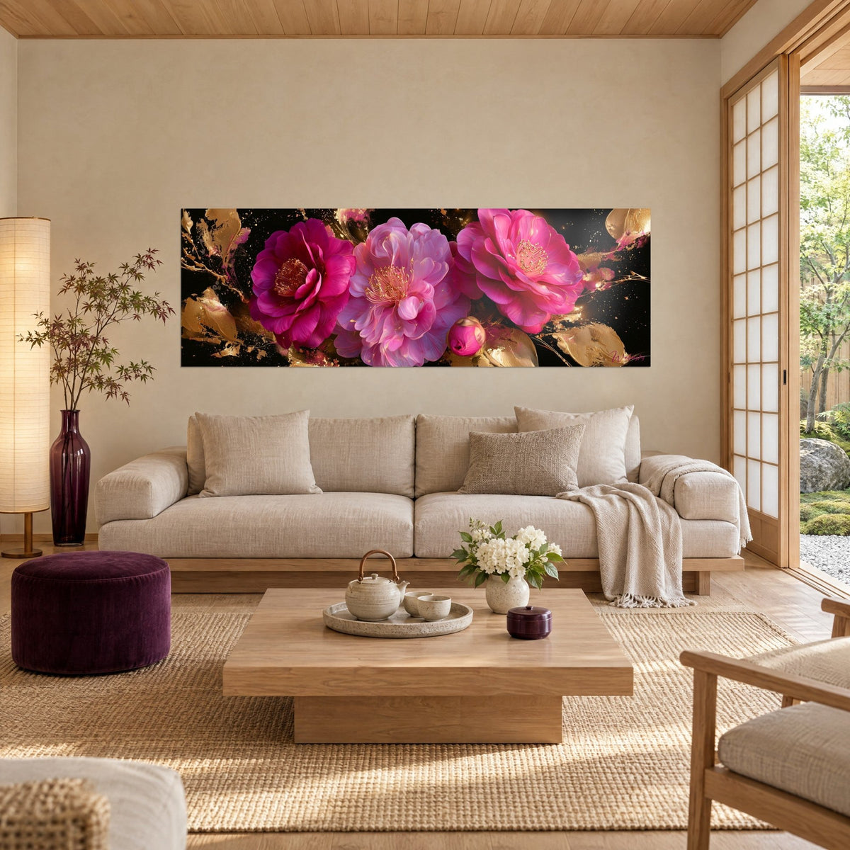 Cuadro tres camelias rosas con estambres dorados sobre fondo negro, salpicaduras de oro, encima de un sofá en un salón luminoso