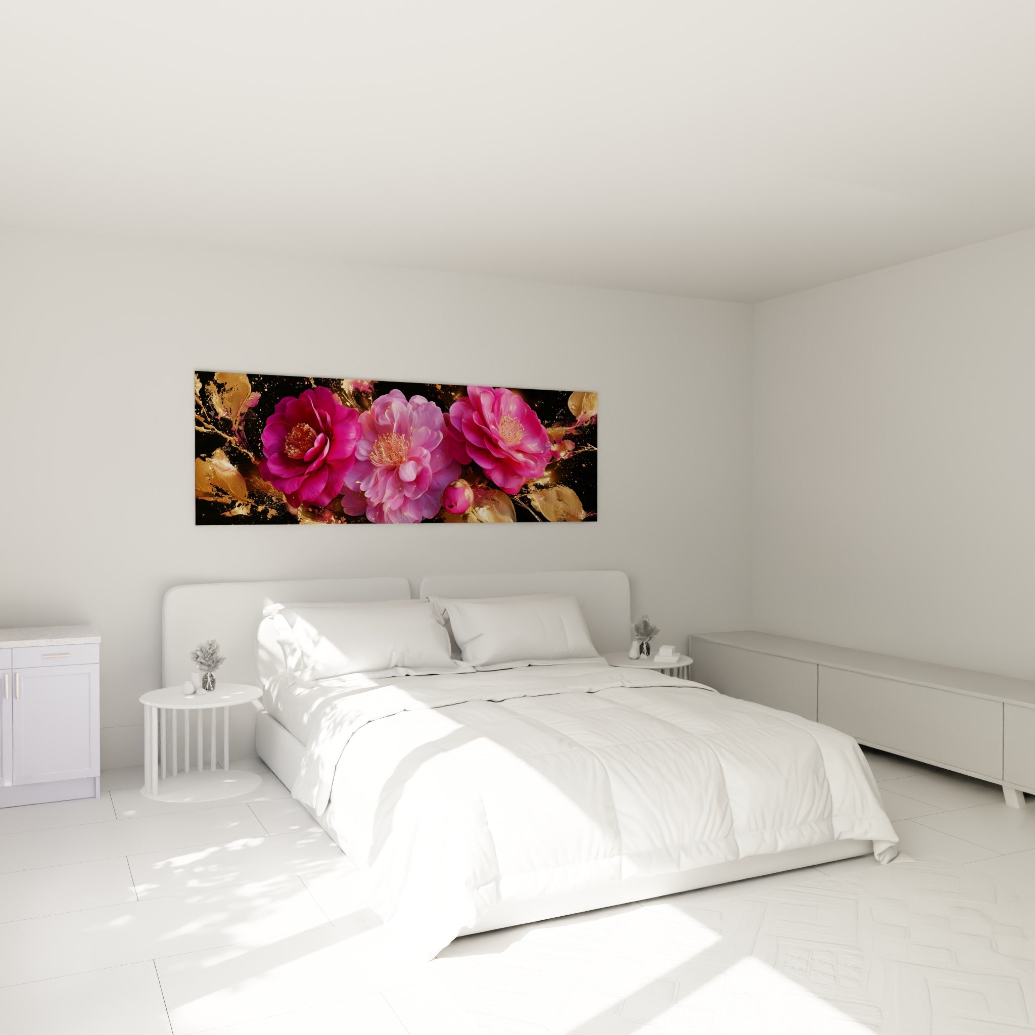 Camélias fuchsia et dorés en pleine floraison au-dessus d'un lit dans une chambre claire