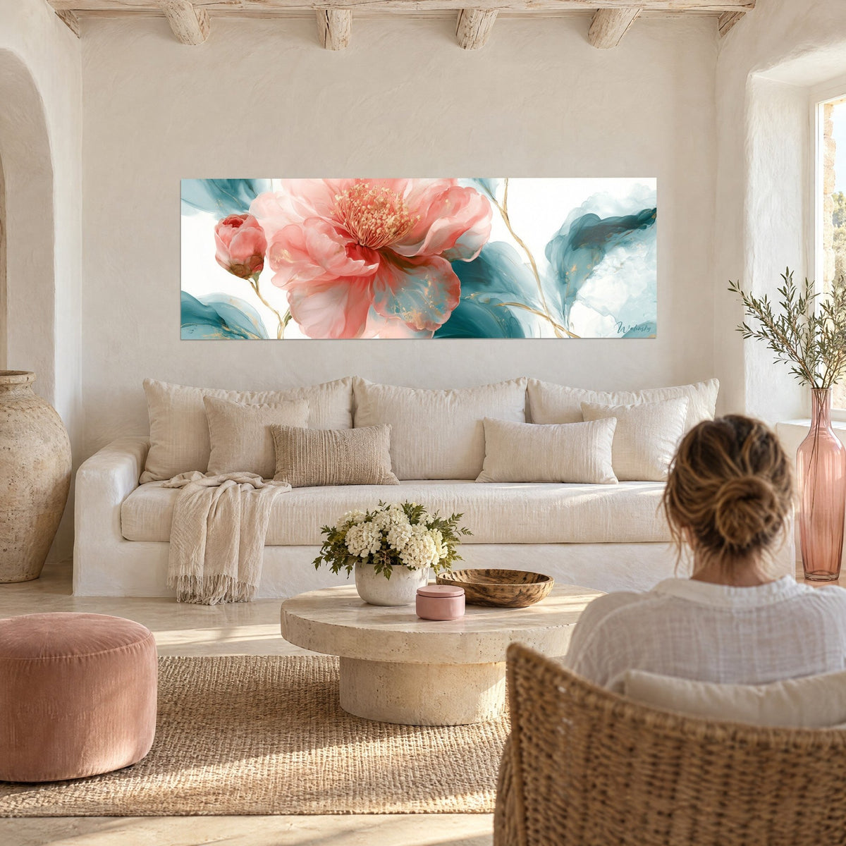 Tableau grande fleur corail aux étamines dorées, feuilles sarcelle et bourgeon rose, au-dessus d'un canapé dans un salon lumineux
