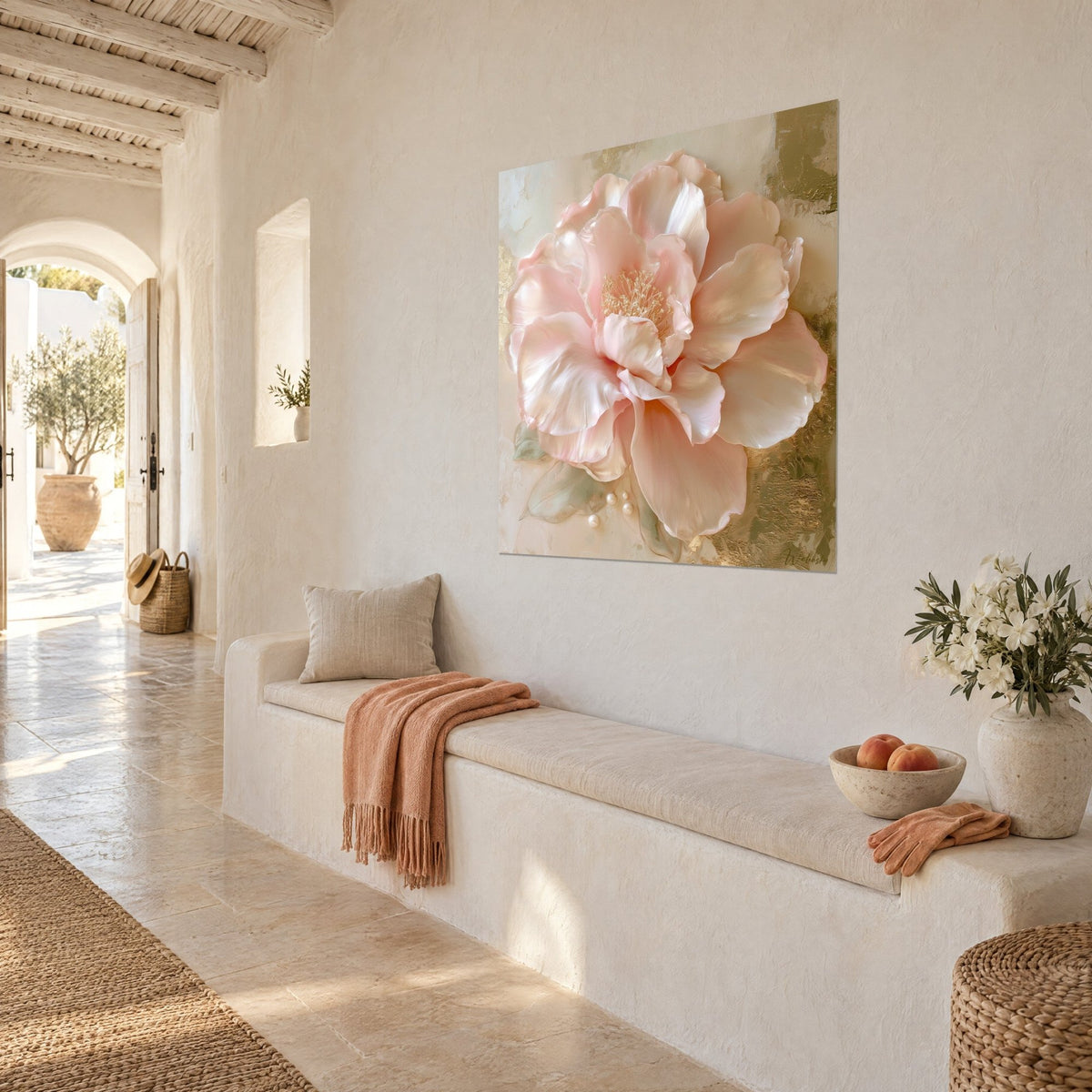 Tableau grande fleur rose pâle aux étamines dorées, fond or patiné, vue de biais dans une maison méditerranéenne claire