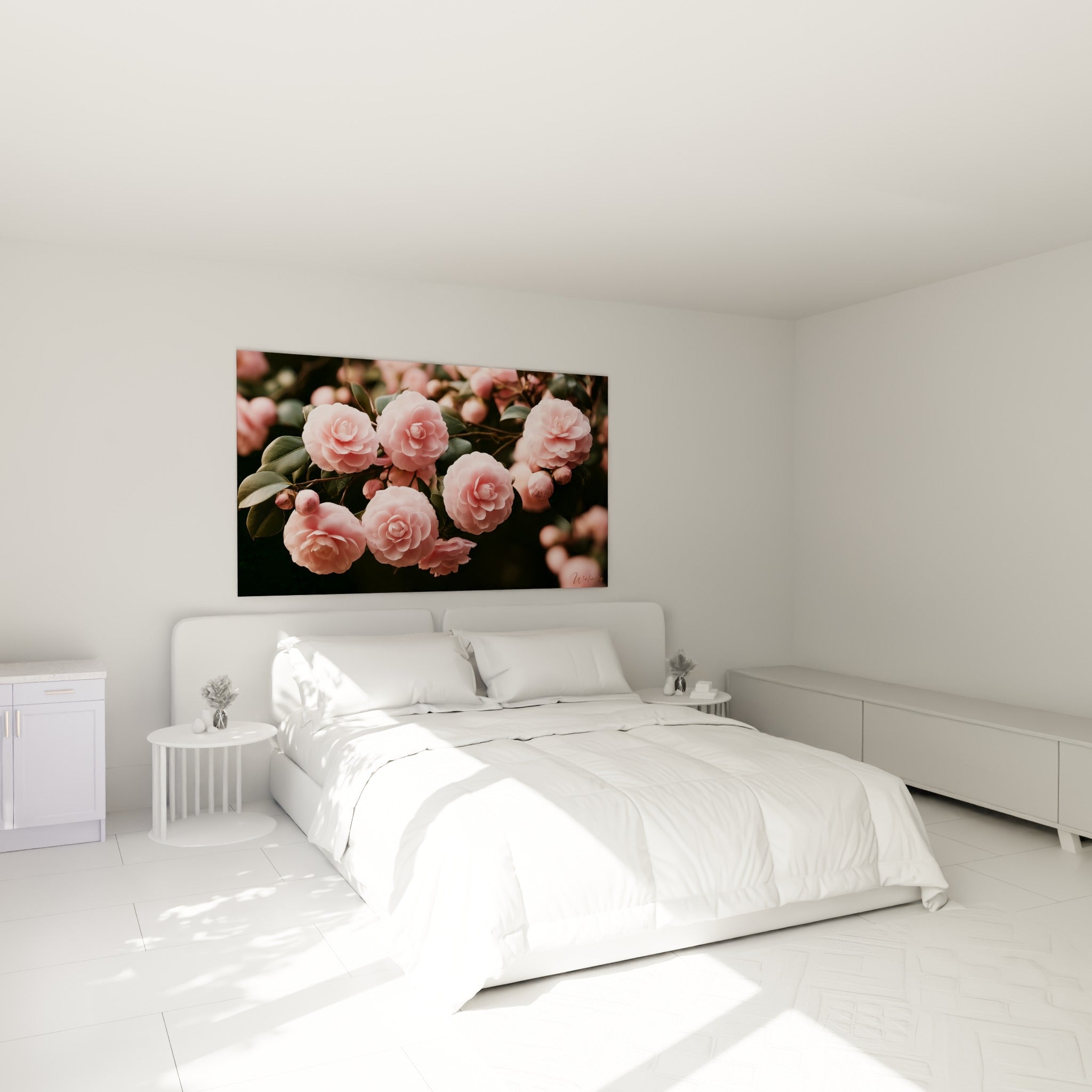 Camélias rose pâle aux pétales veloutés accrochés au-dessus d'un lit dans une chambre claire