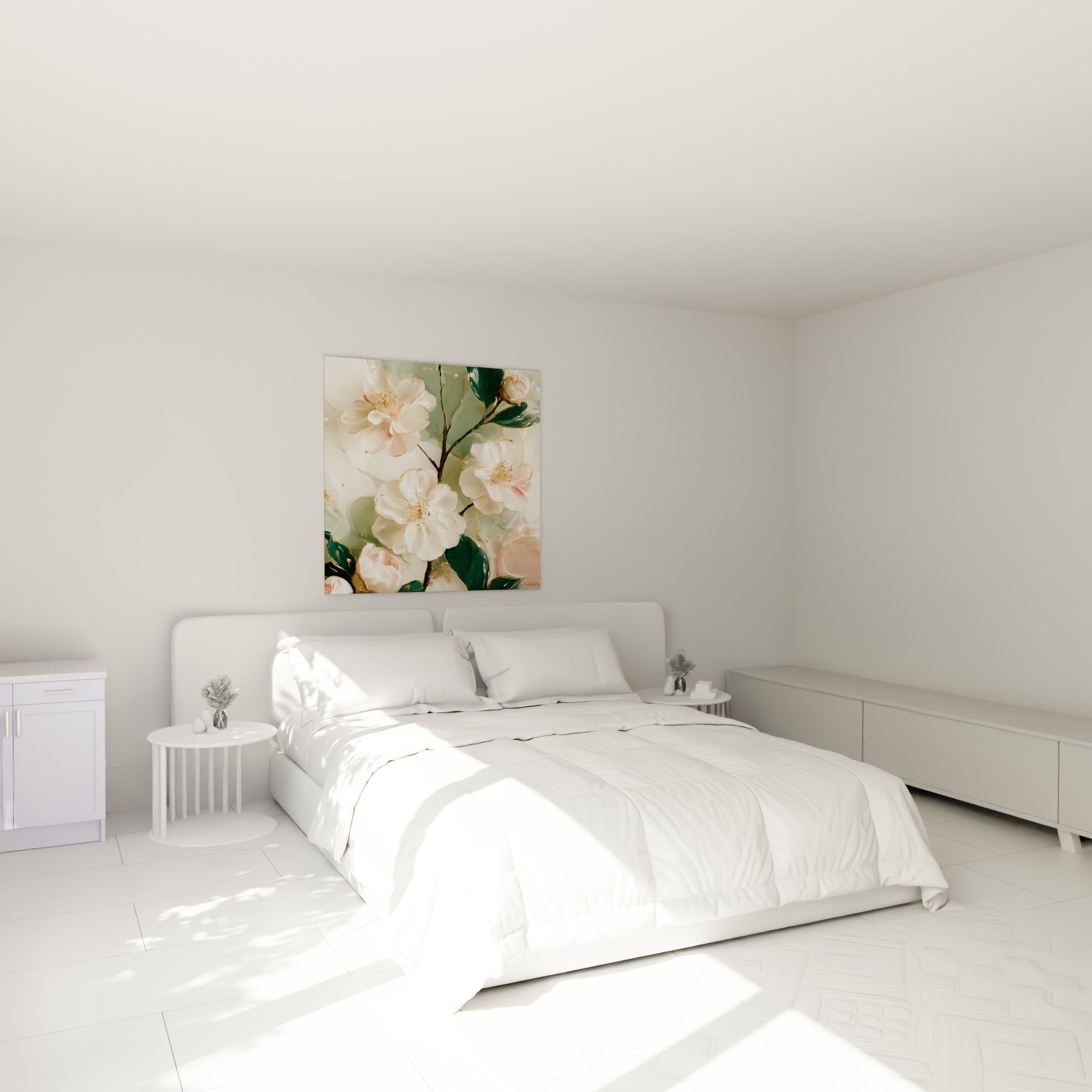 Bouquet de camélias blancs et dorés accroché au-dessus d'un lit dans une chambre claire