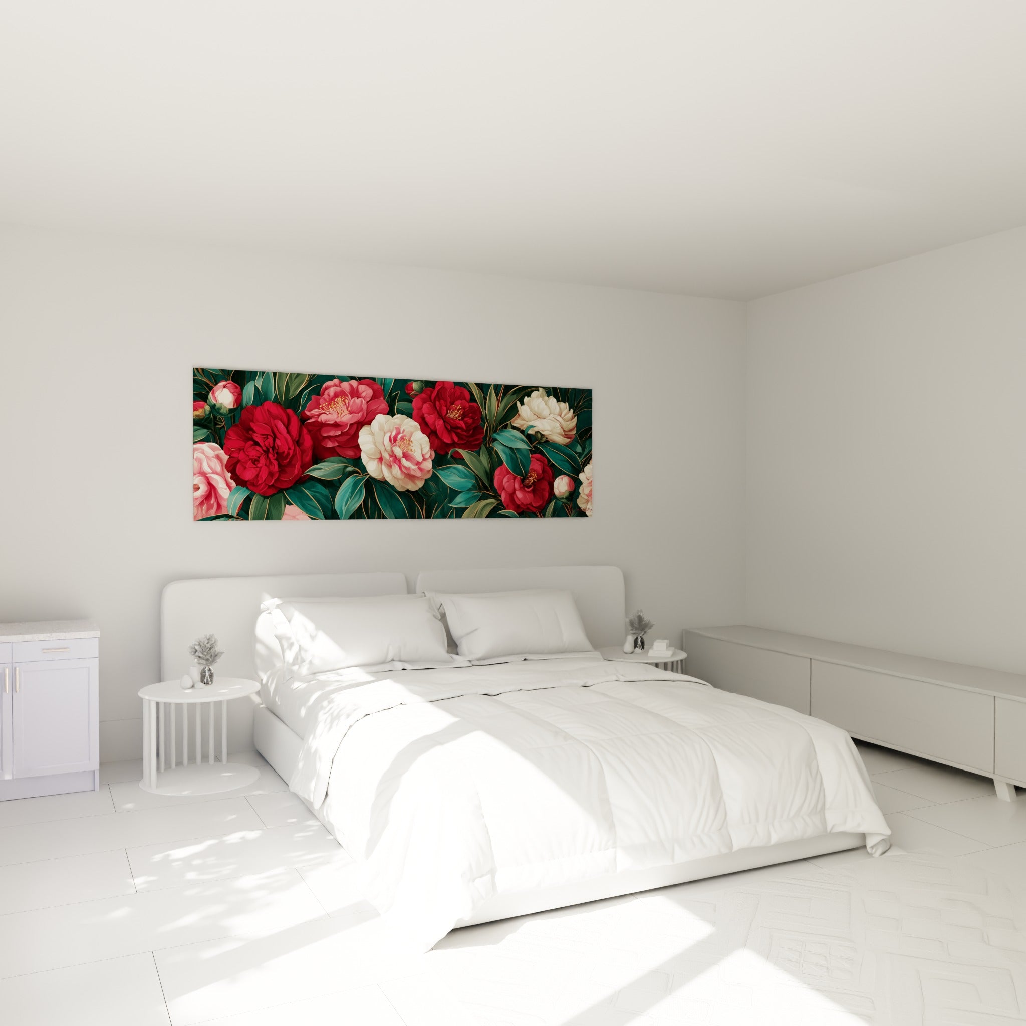 Bouquet de camélias rouges et roses au-dessus d'un lit dans une chambre claire