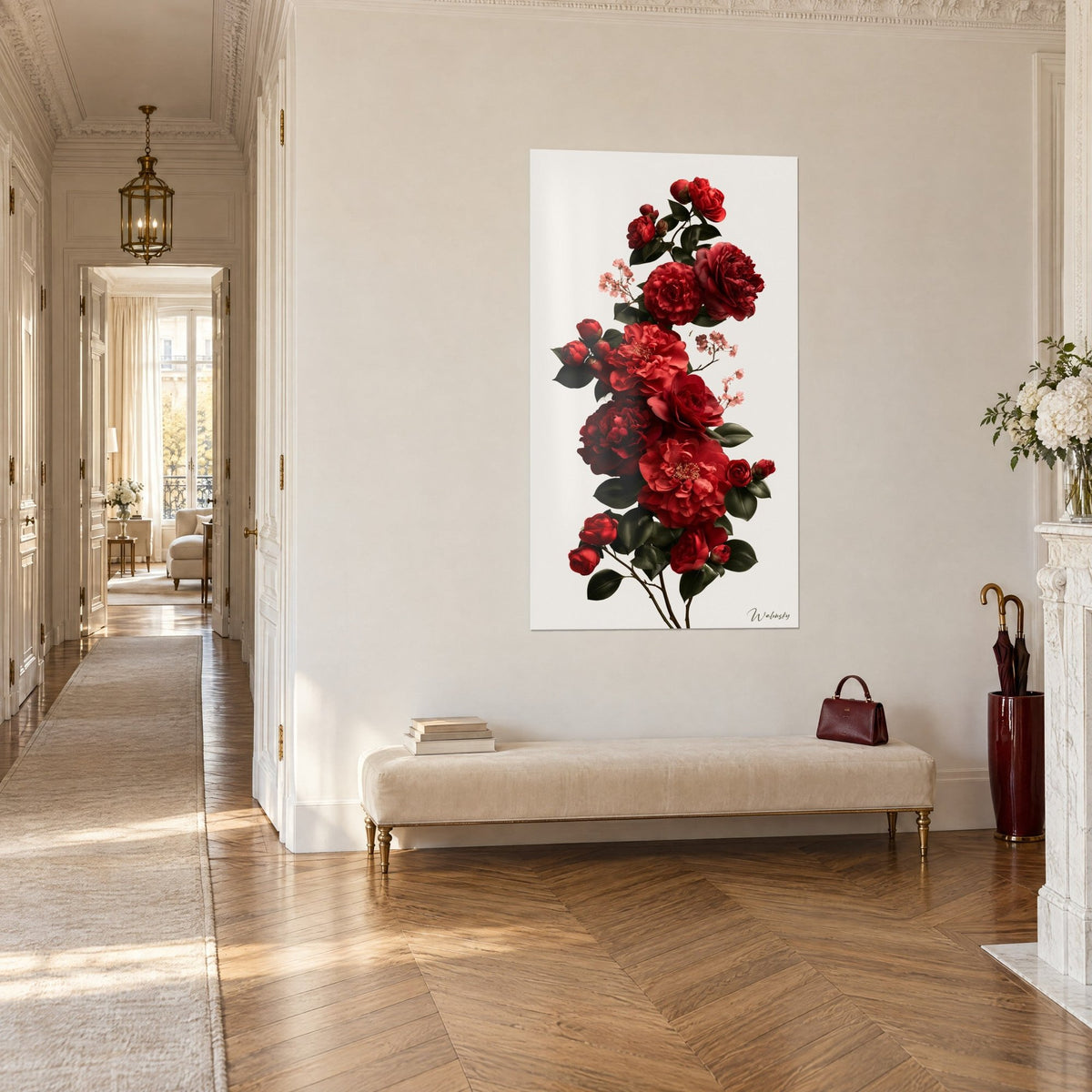 Cuadro con un ramo vertical de flores púrpura y capullos rubí sobre fondo marfil, pasillo de parquet, banco beige, vista de tres cuartos