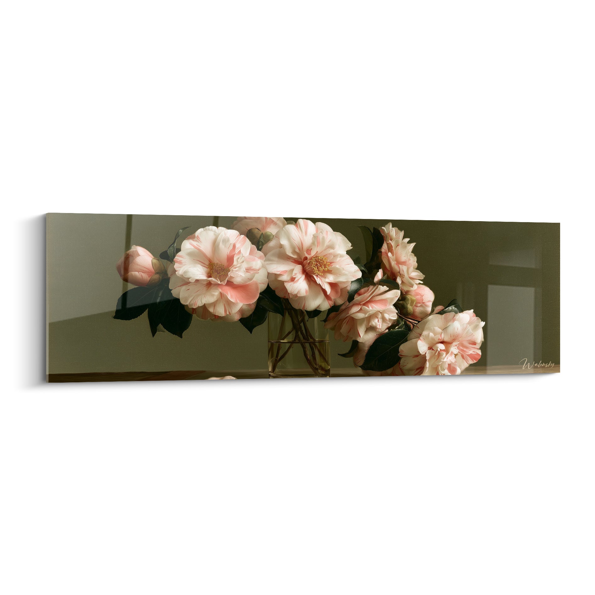 Camélias roses et blancs déployés dans un vase de verre, fond olive doré lumineux