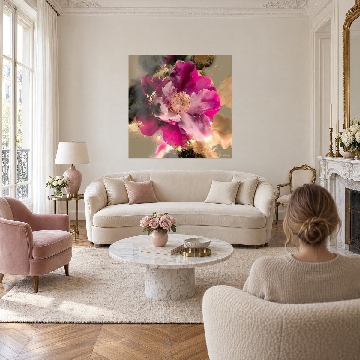 Cuadro camelia fucsia de pétalos rosa pálido y destellos dorados, una mujer de espaldas sobre un sofá en un salón luminoso
