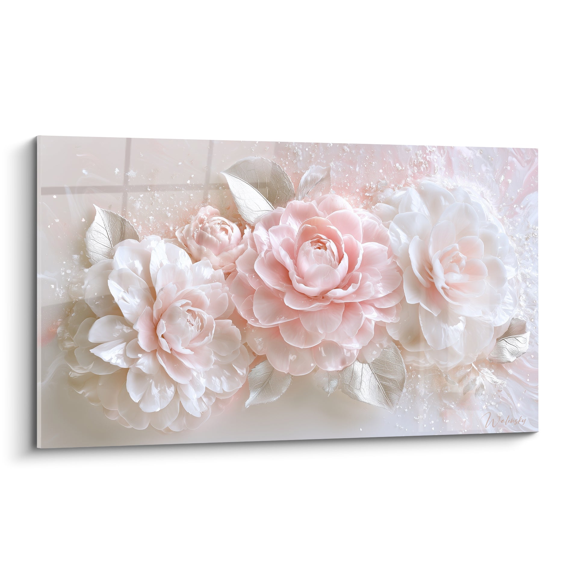 Camélias rose poudré et blanc nacré en grappe, pétales veloutés et feuilles argentées lumineuses
