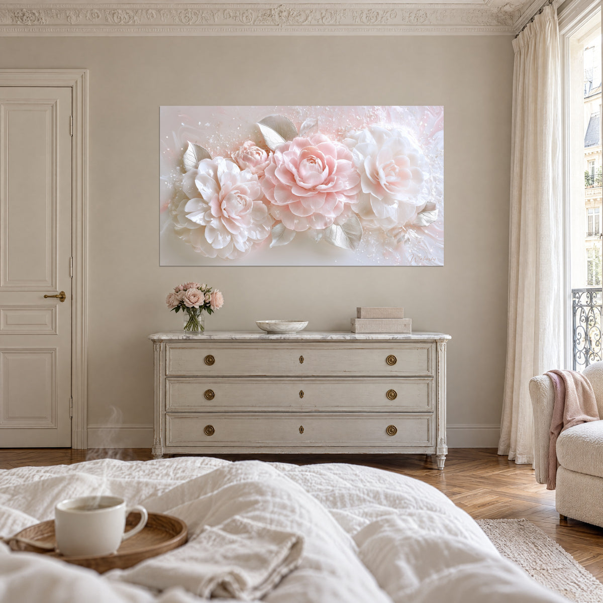 Cuadro con ramo floral rosa y blanco bordeado de hojas plateadas centelleantes, encima de una cama en un dormitorio luminoso