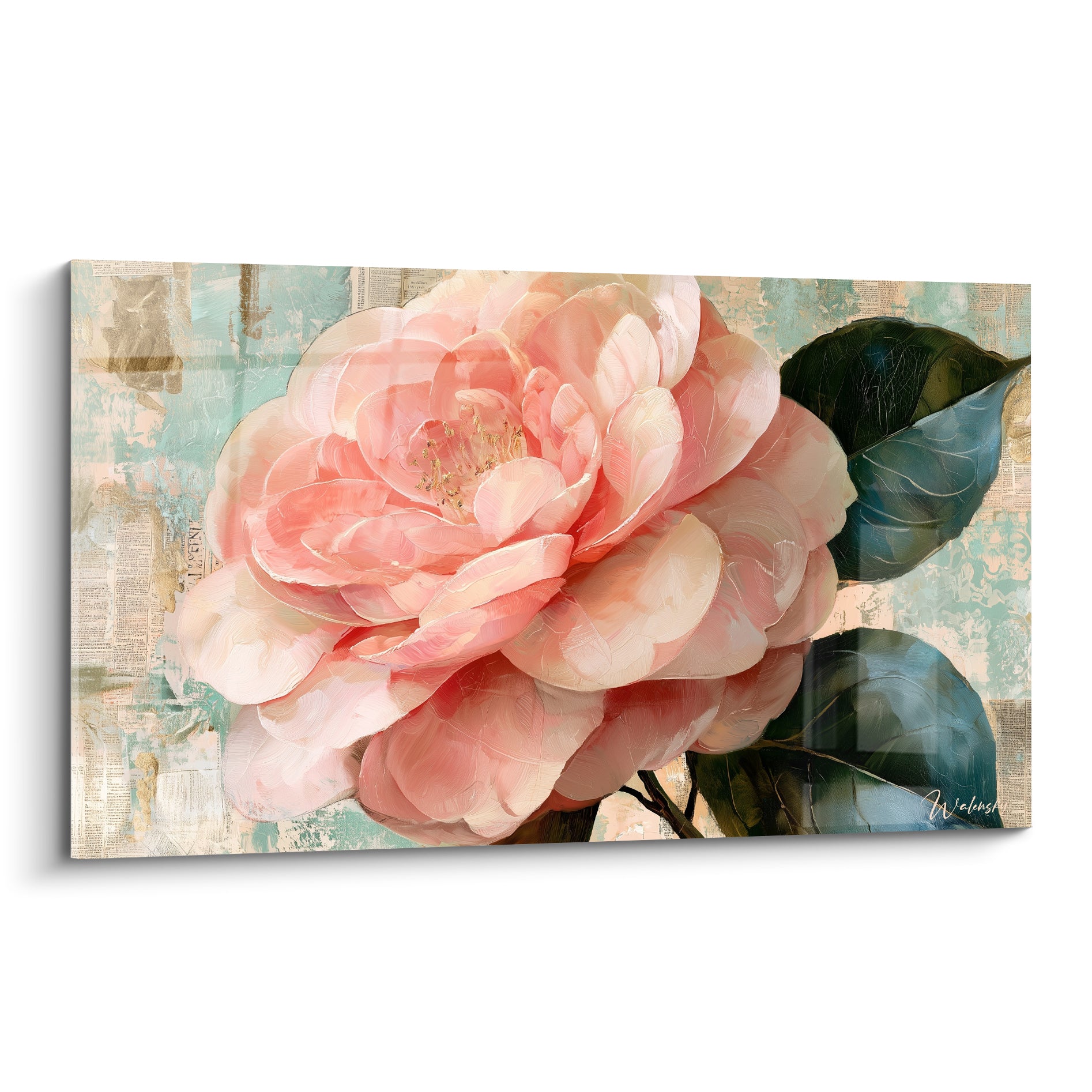 Camélia rose aux pétales veloutés et feuilles vert foncé sur fond collage beige et sauge