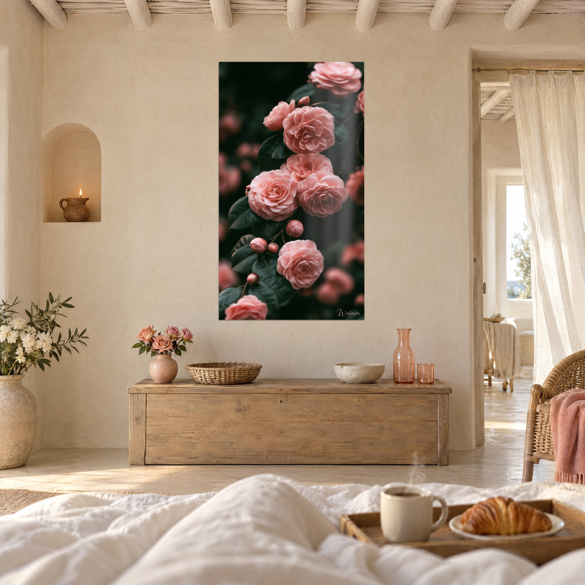 Quadro con un bouquet di camelie corallo e boccioli tondi su fondo verde bosco, sopra un letto in una camera luminosa