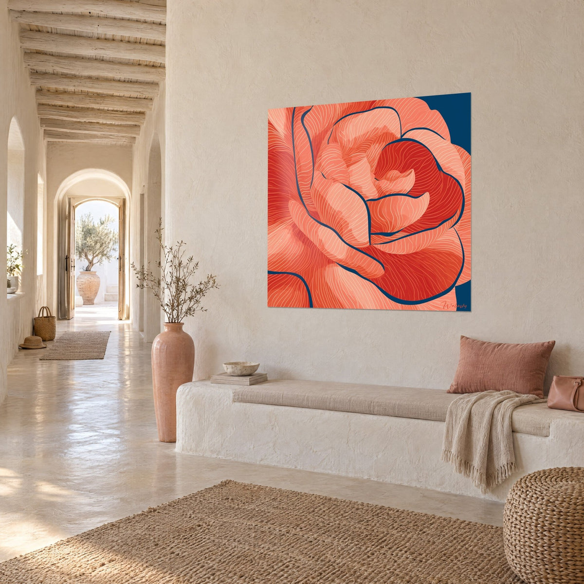 Tableau fleur épanouie en aplats saumon et rouge, fond bleu nuit, vue de trois-quarts dans un couloir voûté aux murs blancs