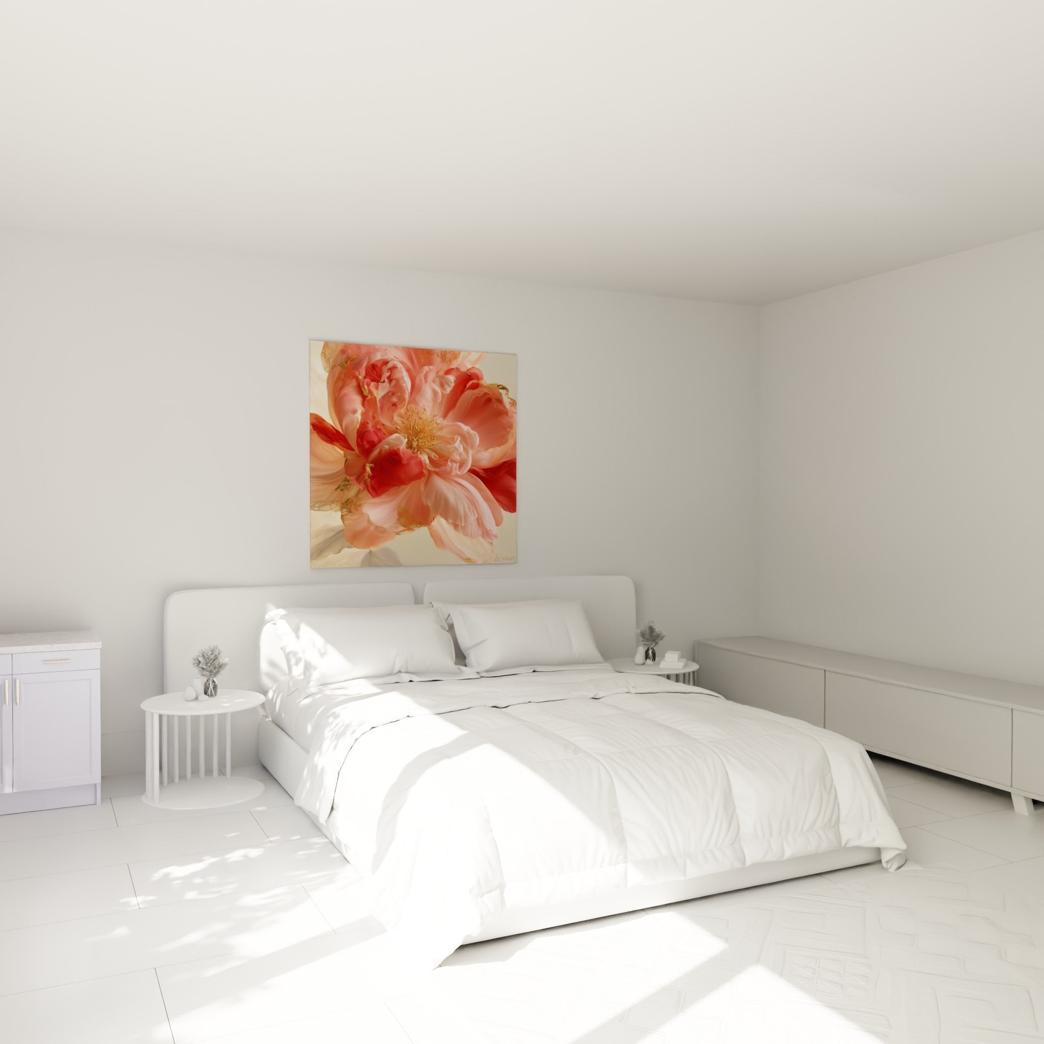 Pétales roses et rouges du camélia doré accrochés au-dessus d'un lit dans une chambre claire