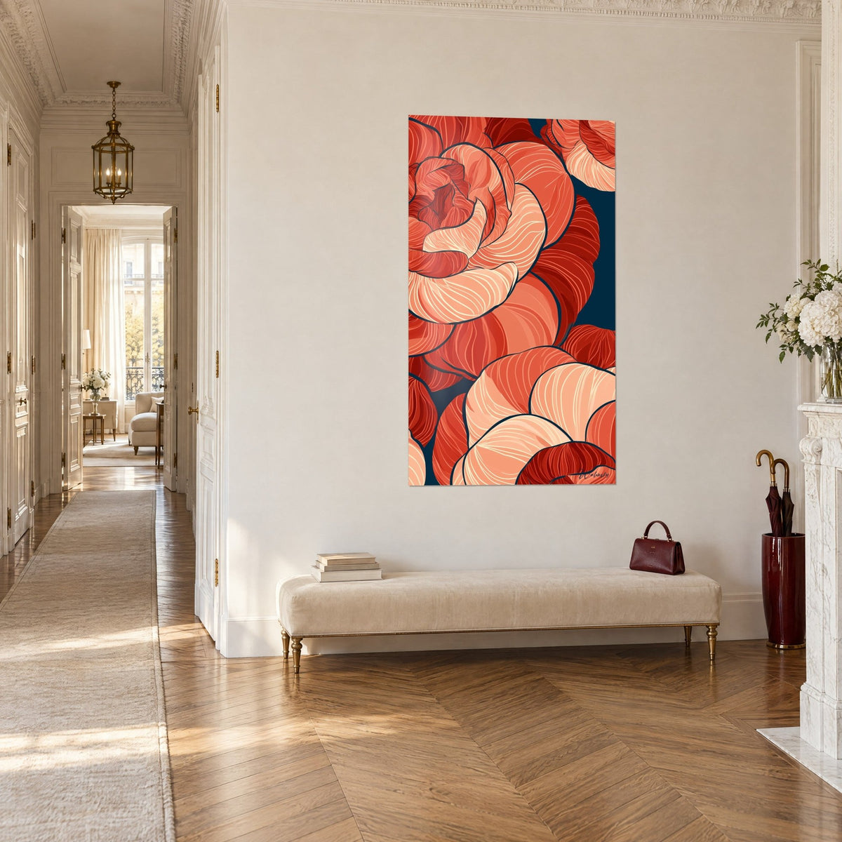 Tableau grandes roses rouge corail aux nervures crème sur fond bleu marine, vu de trois-quarts, couloir haussmannien et banquette