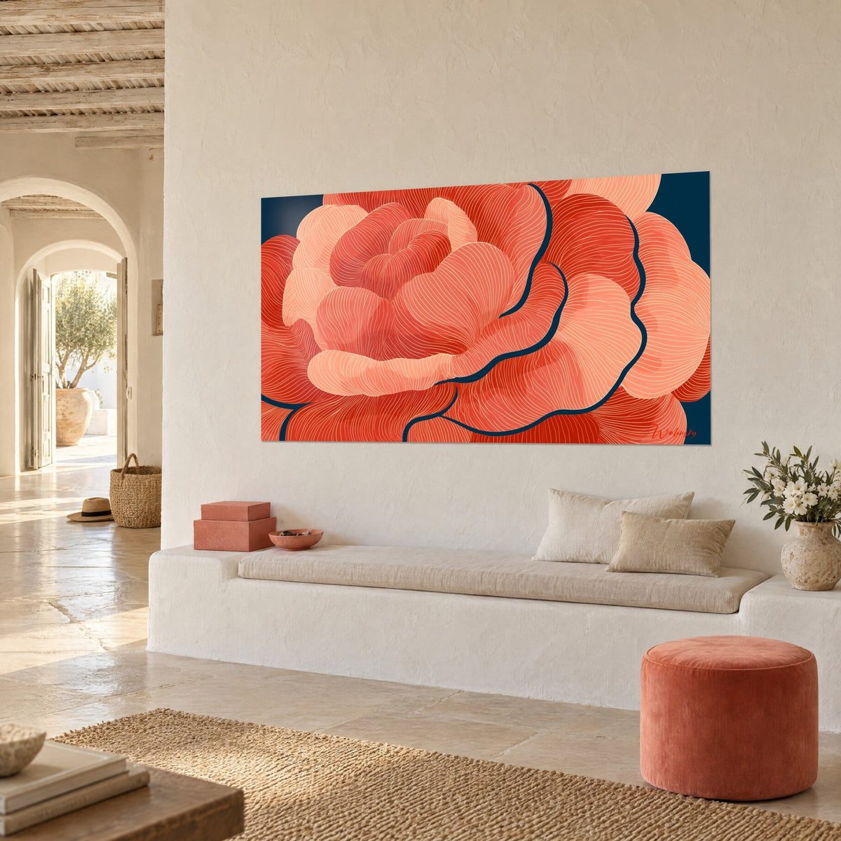Quadro grande fiore stilizzato rosa salmone e rosso vermiglio, sottili linee avorio, panca bianca e pouf corallo, casa mediterranea