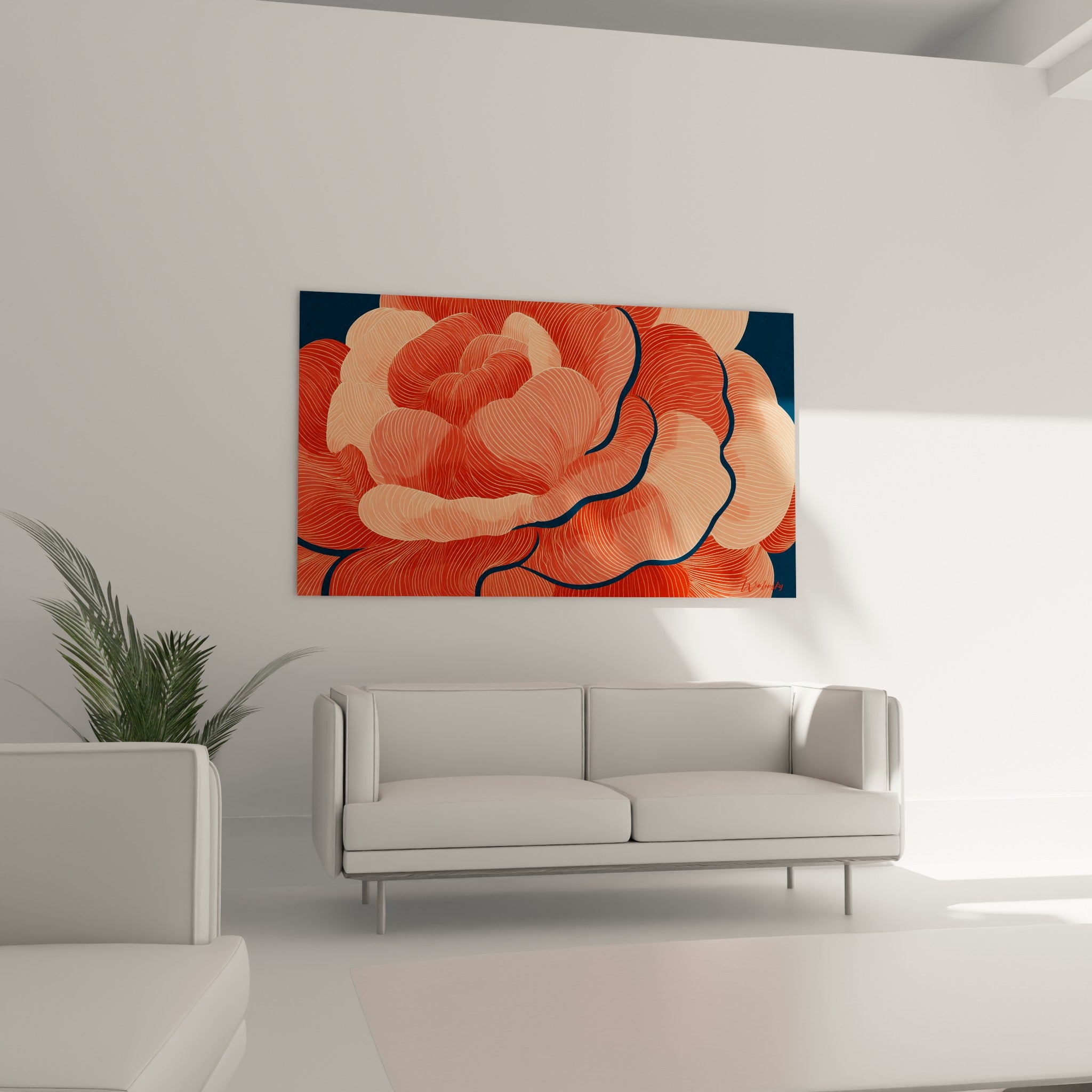 Fleur camélia rouge et corail sur fond bleu marine, suspendue au-dessus d'un canapé dans un salon lumineux