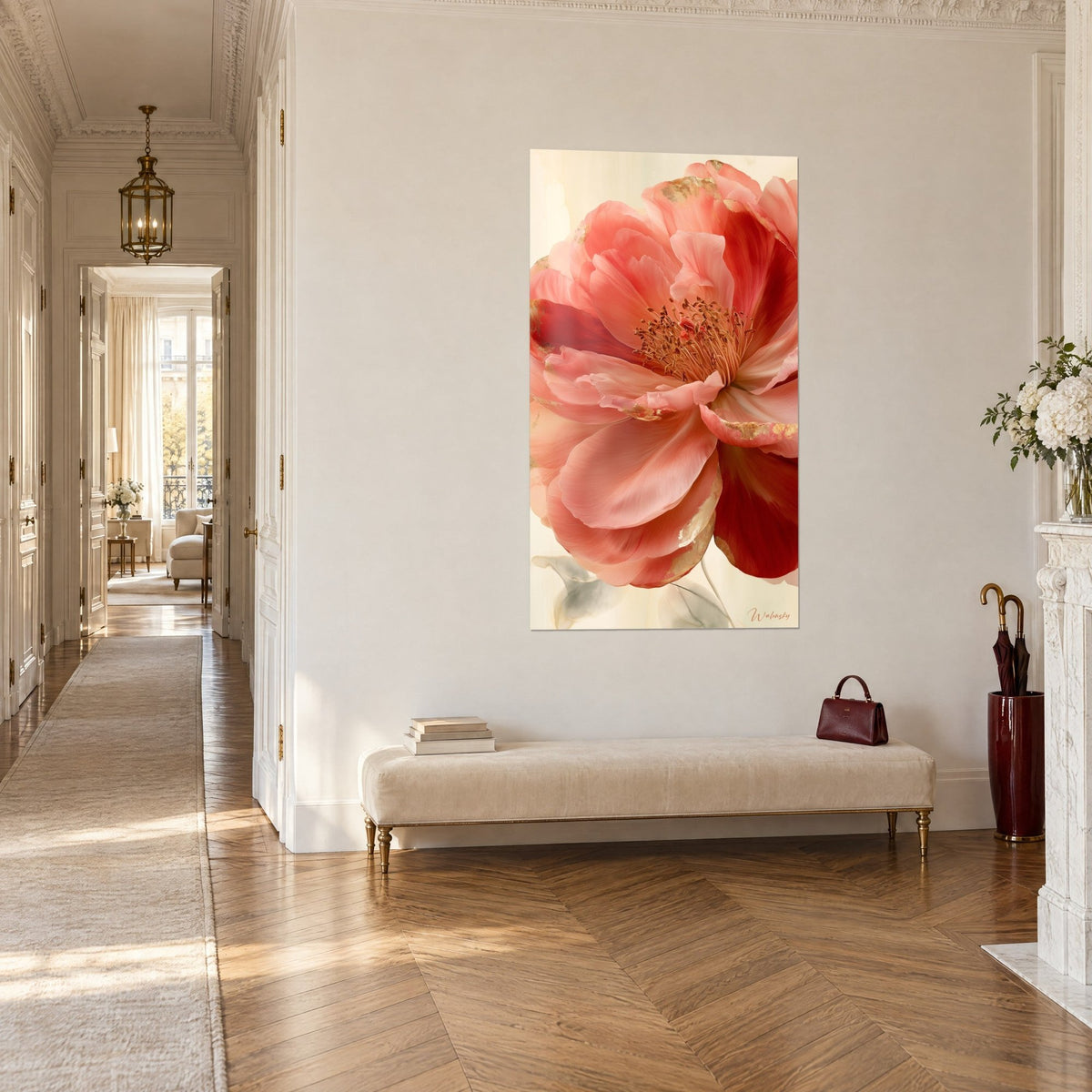 Tableau grande fleur rose saumon aux étamines cuivrées, au bout d'un couloir parqueté, au-dessus d'une banquette