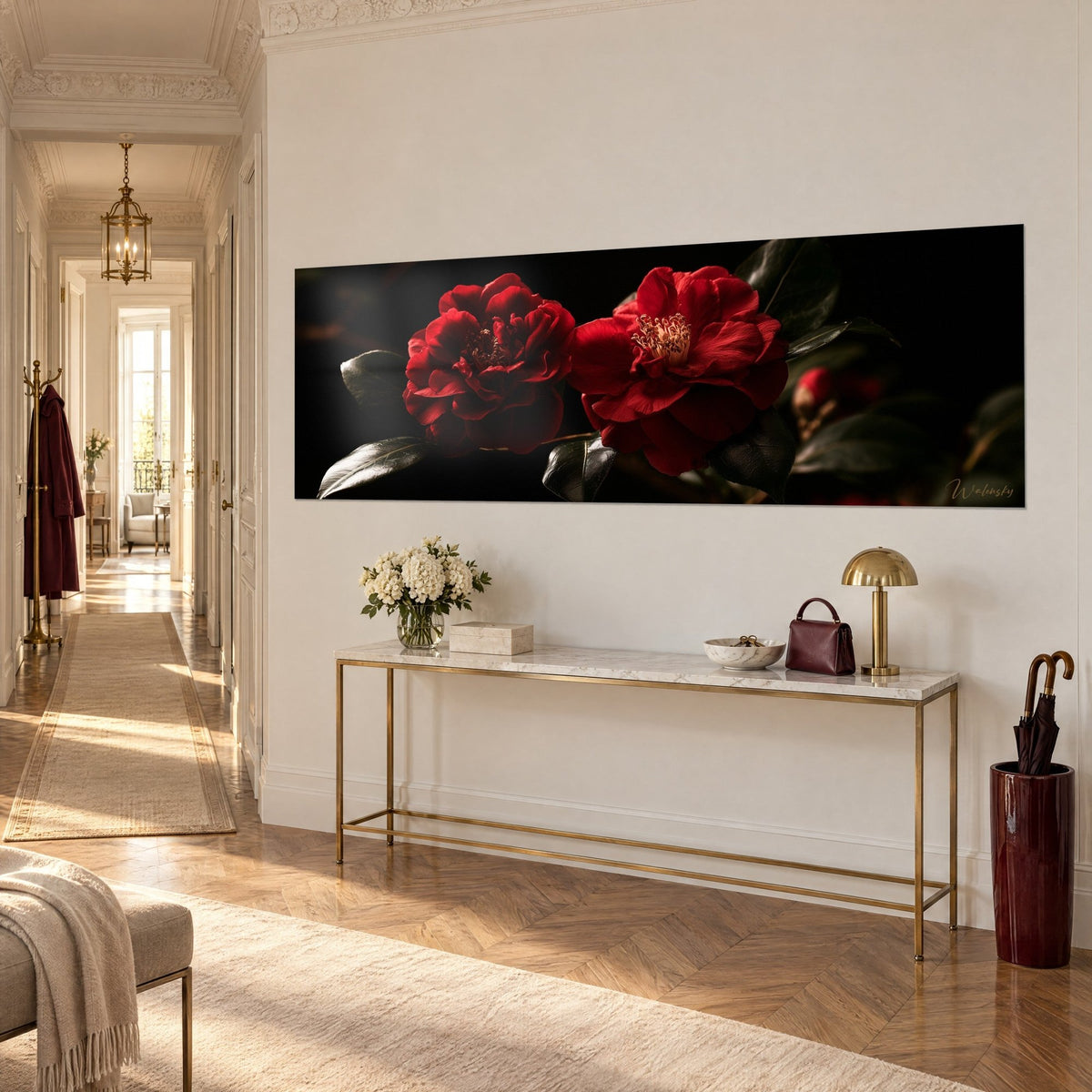Tableau fleurs rouges aux étamines dorées, feuillage vert sombre luisant, vu de trois quarts au-dessus d'une console dorée