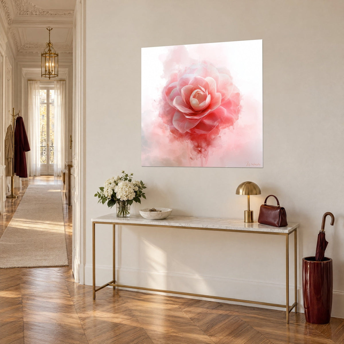 Cuadro flor en acuarela, corazón marfil y pétalos rojo coral difuminados en bruma, vista de tres cuartos, consola dorada de un recibidor