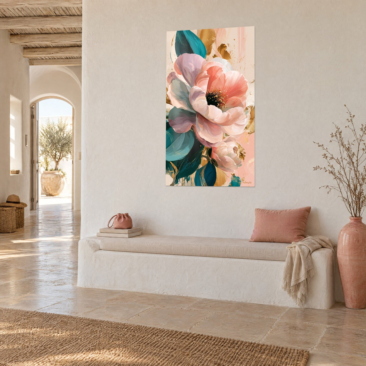 Cuadro gran flor de peonía coral y lila, fondo crema, destellos dorados, vista de tres cuartos de una pared blanca encalada y banqueta