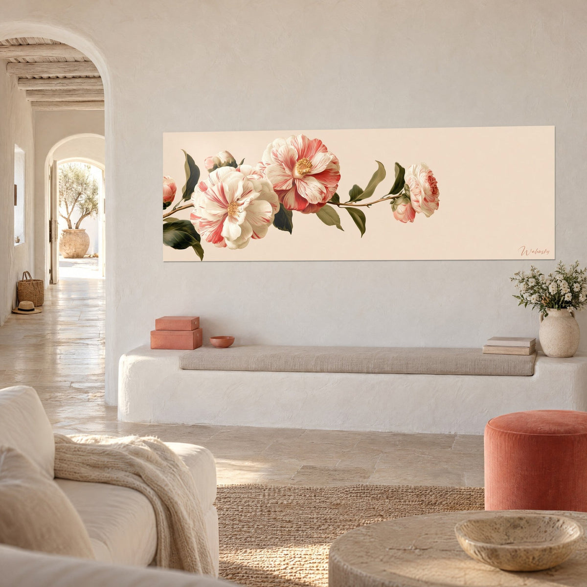 Cuadro de una rama florida larga, pétalos crema con rayas rojo coral, follaje verde oliva, pared encalada, habitación mediterránea