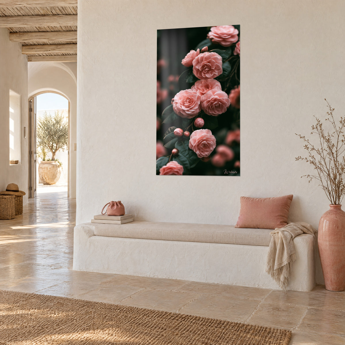 Quadro con fiori di camelia rosa pesca in grappolo verticale, foglie verde profondo, di fronte a una panca bianca e a un vaso in terracotta