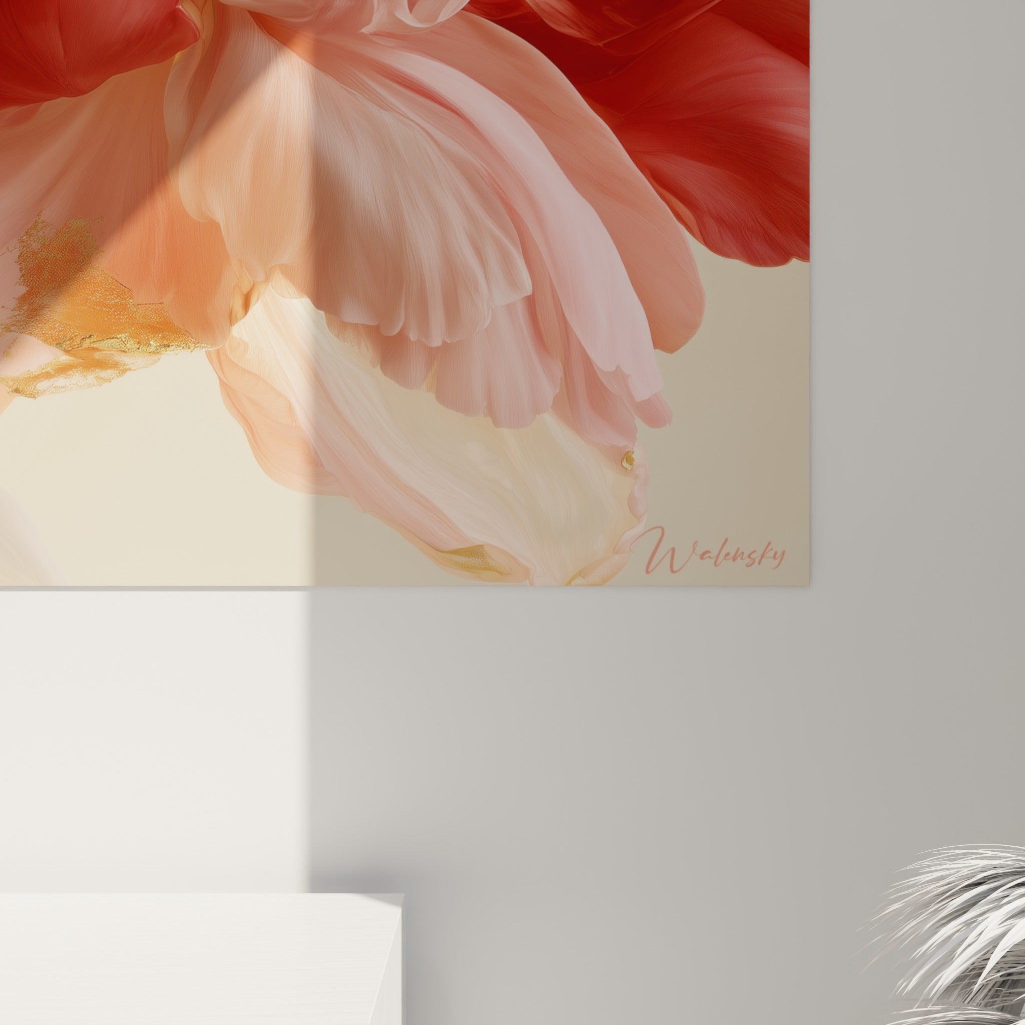 Détail des pétales roses et dorés du camélia, textures fluides et coulures pigmentées visibles de près