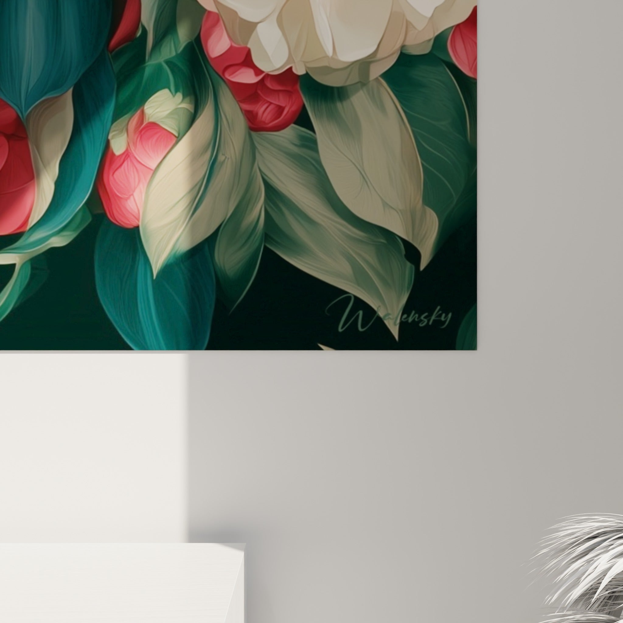 Pétales de camélia rose vif et crème, texture aquarellée et nervures dorées visibles de près