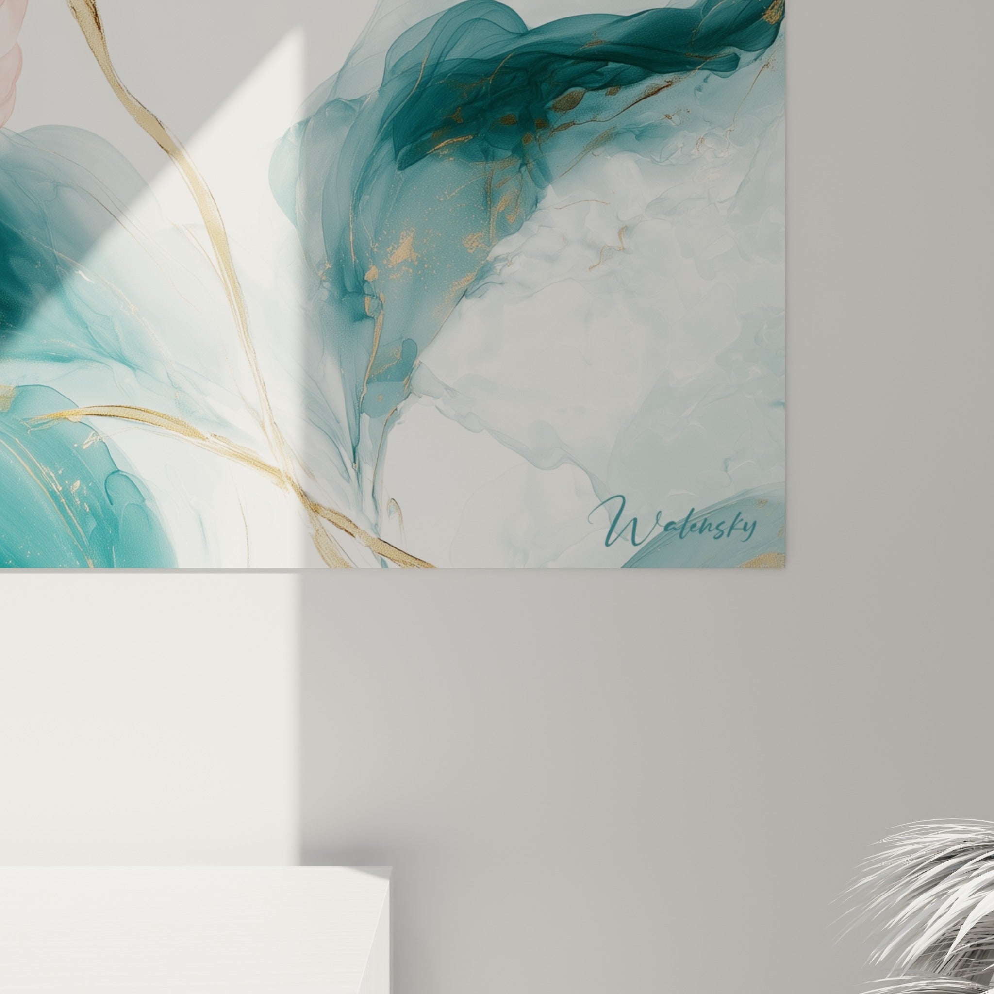 Grain et coulures dorées du camélia rose se mêlant au bleu pétrole dans un rendu aquarelle texturé