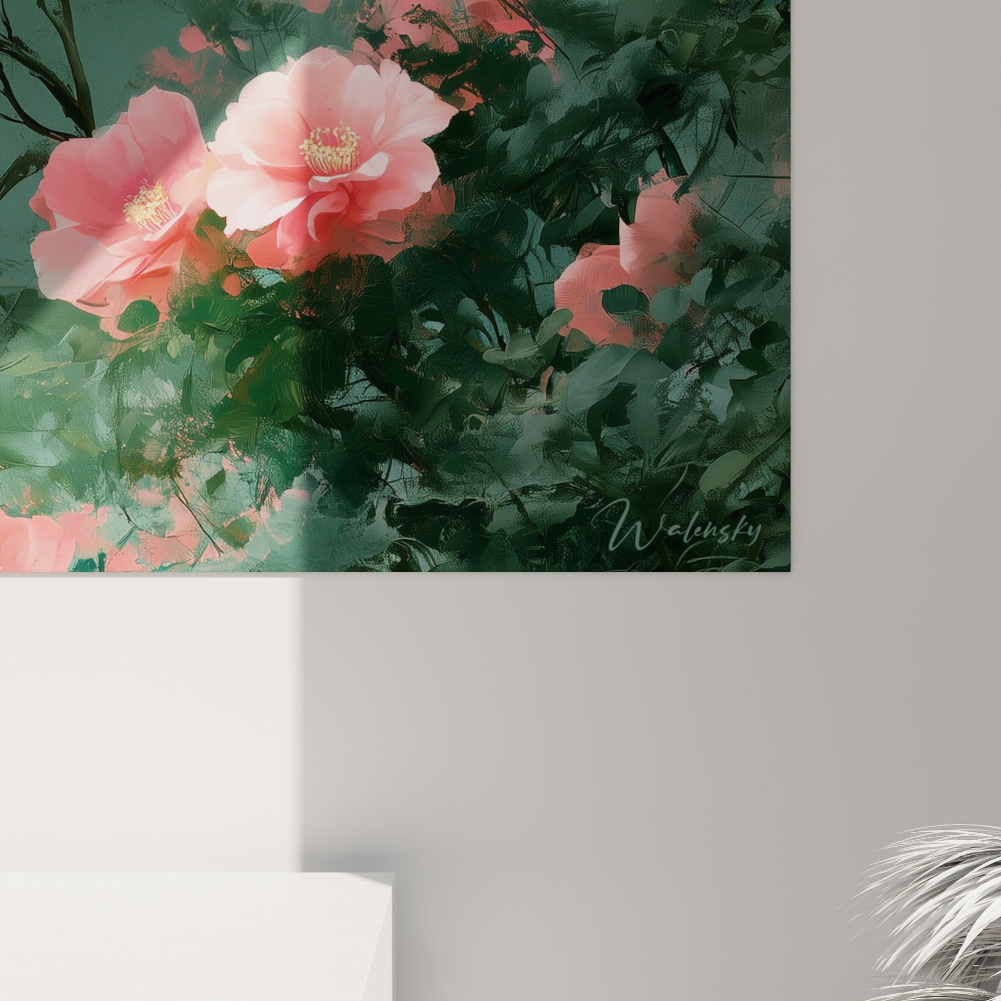 Pétales de camélia rose corail dévoilent leur texture aquarelle et leurs coulures délicates sur fond vert brumeux