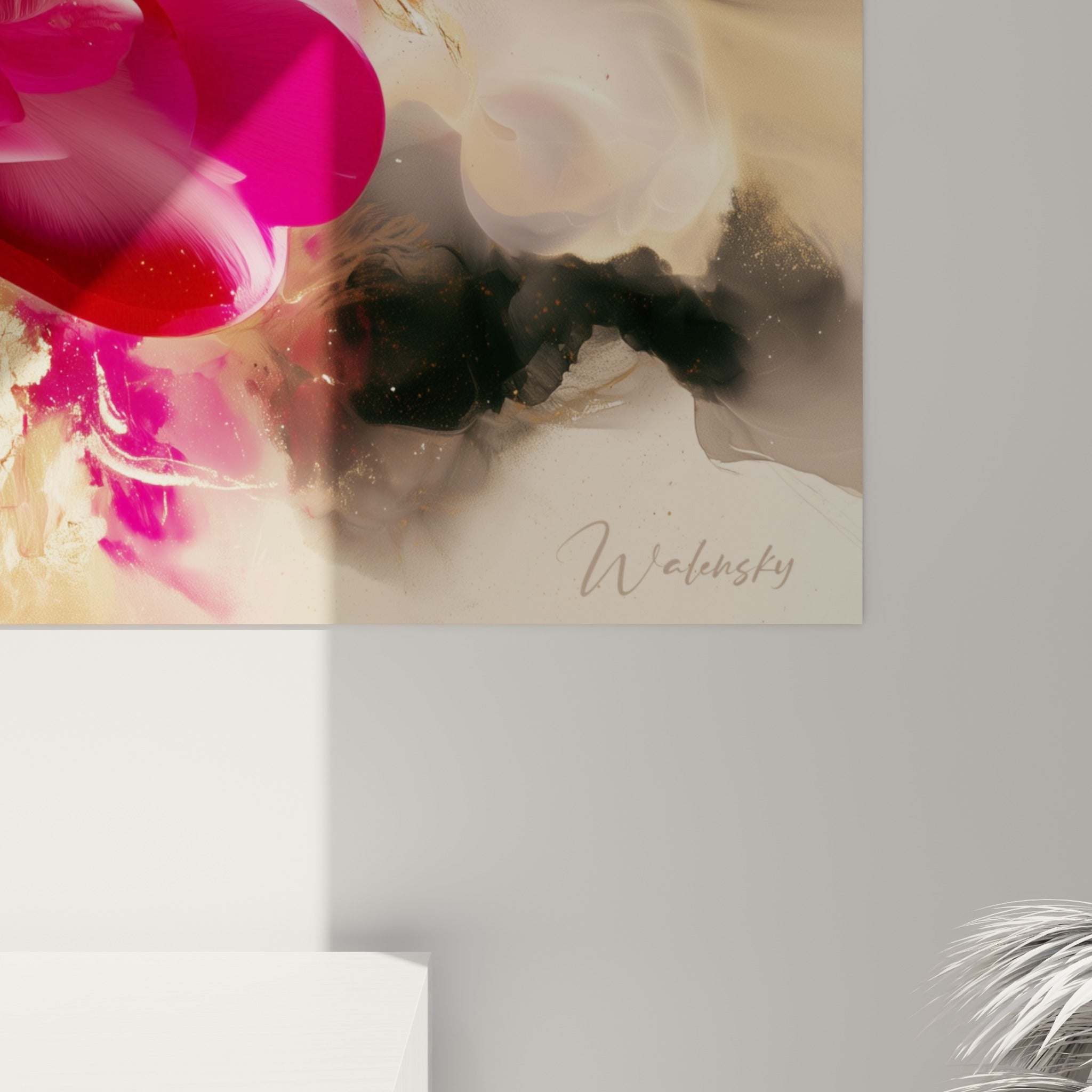 Matière peinte du camélia rose et or révélant textures et coulures anthracite en gros plan